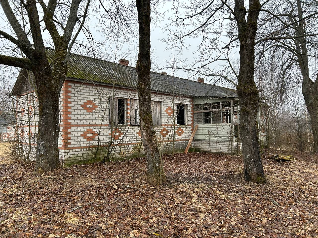 Нежилое здание, по адресу: Ярославская область, Мышкинский район, Флоровский с/о, с. Флоровское, ул. Малкова, д. 12,  1-этажное, общей площадью 120,5 кв. м, кадастровый номер: 76:07:101702:275, с земельным участком,  общей площадью 1168 кв.м, кадастровый номер: 76:07:101702:274, расположенным по адресу: Ярославская область, Мышкинский муниципальный  район, Приволжское сельское поселение, село Флоровское, ул. Малкова,   земельный участок 12.