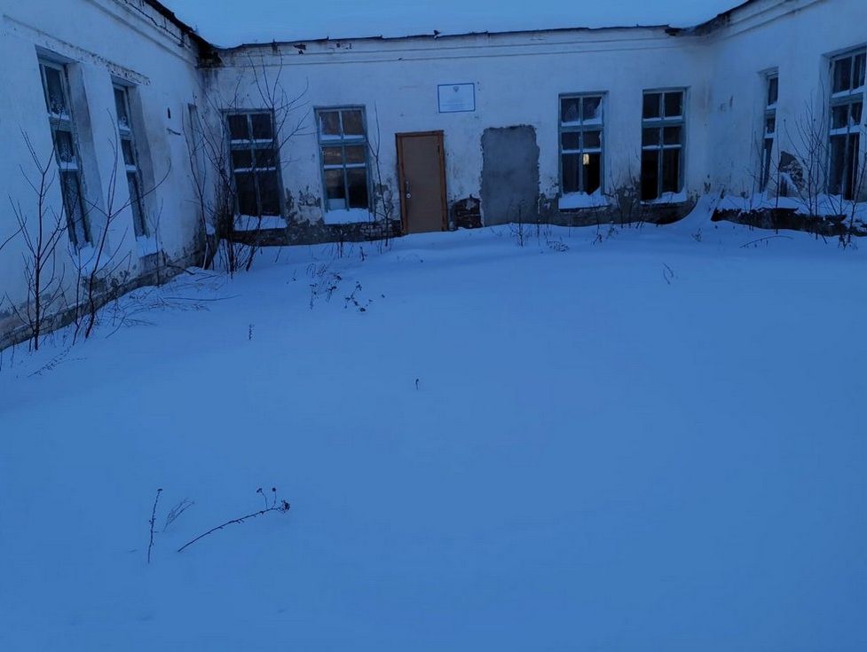 Административное помещение общей площадью 372,8 кв.м., с кадастровым номером 74:15:0704013:169, по адресу: Челябинская область, р-н Нагайбакский, с. Фершампенуаз, ул. Советская, д. 119, пом. 1