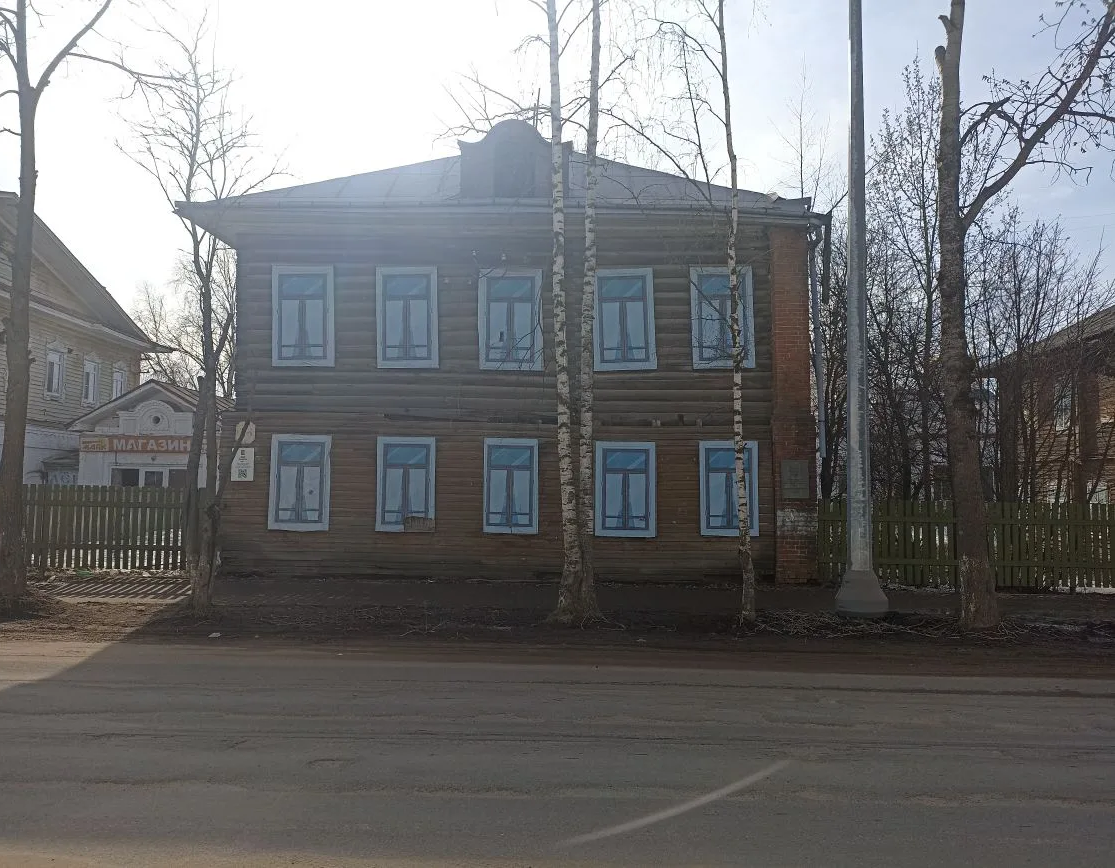 Нежилое здание 35:10:0103025:362, находящееся по адресу: Вологодская область, Великоустюгский район, г. Великий Устюг, ул. Красная, д. 88