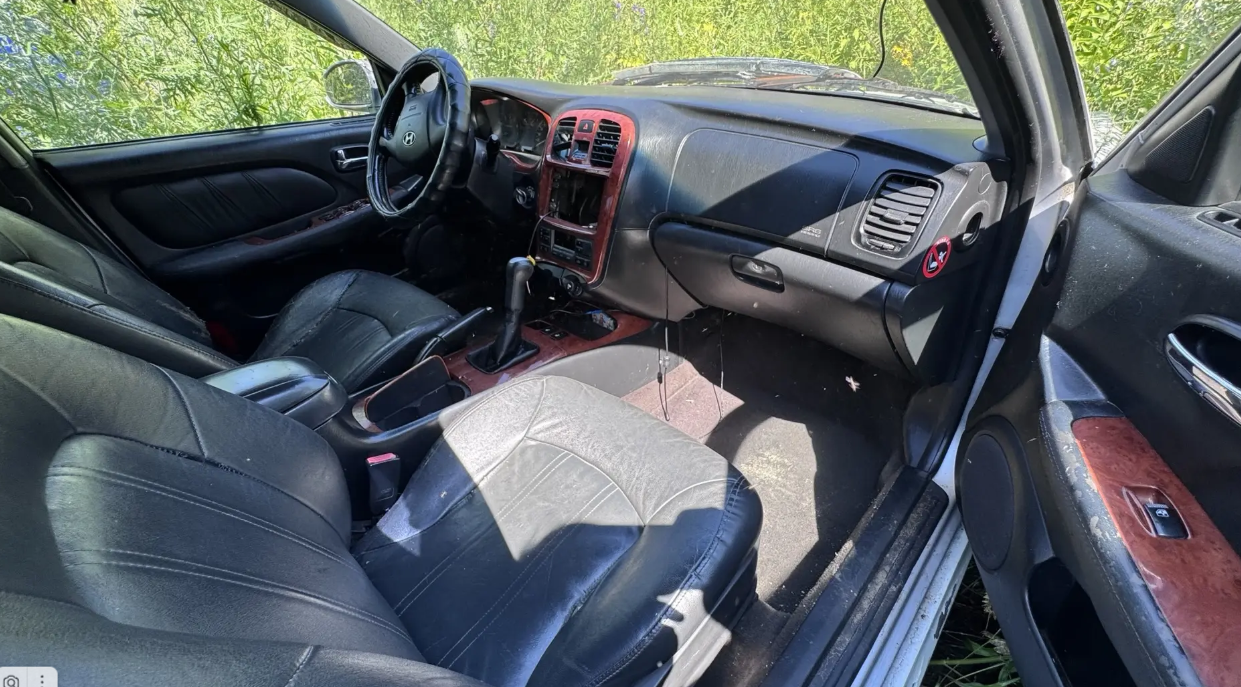 Автомобиль марки "HYUNDAI SONATA" с государственным регистрационным знаком М259ЕР 21 RUS, белого цвета, 2004 г.в., VIN X7MEN41ВР4М001598,  (21-008494)  На транспортные средства наложены ограничения (арест и залог, информация размещена на официальных сайтах https://гибдд.рф, https://www.reestr-zalogov.ru/search).