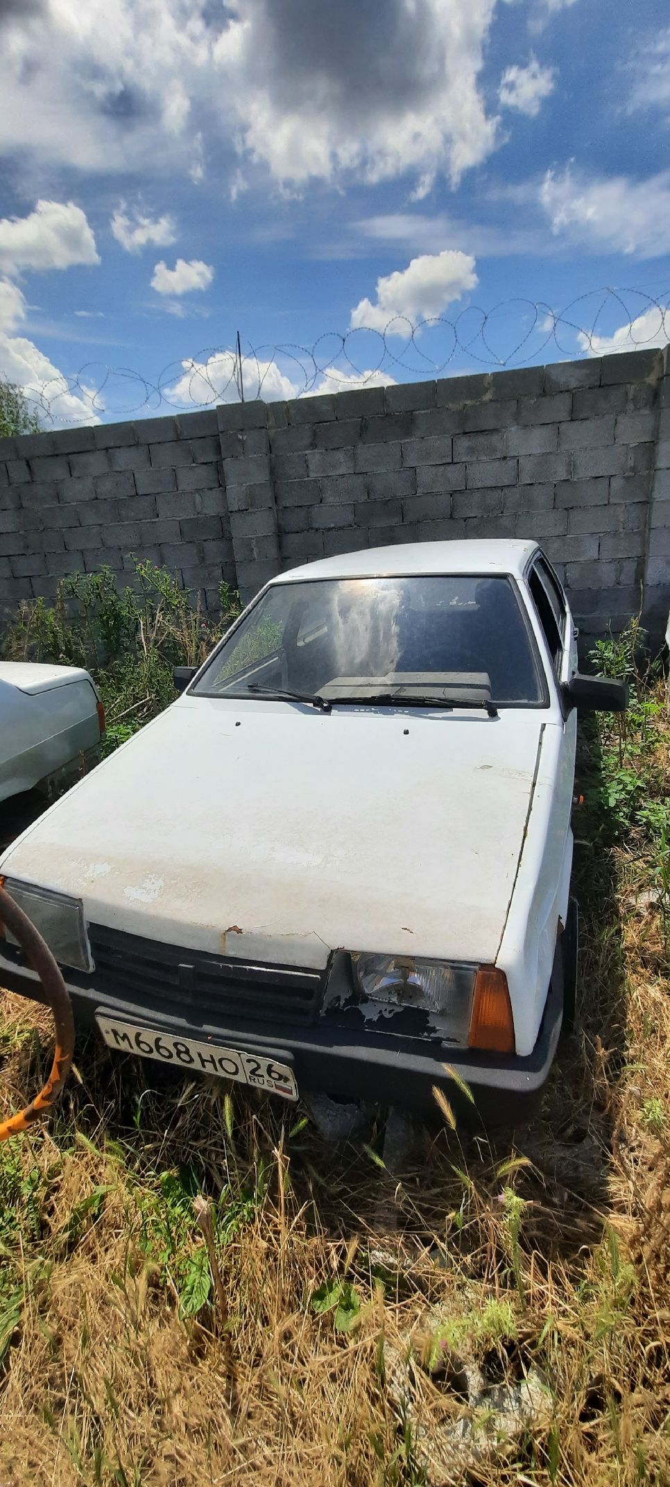Автомобиль ВАЗ 21099 с государственным регистрационным знаком М668НО 26, цвет: ярко-белый, 2000 года выпуска, идентификационный номер (VIN): XTA21099021874906