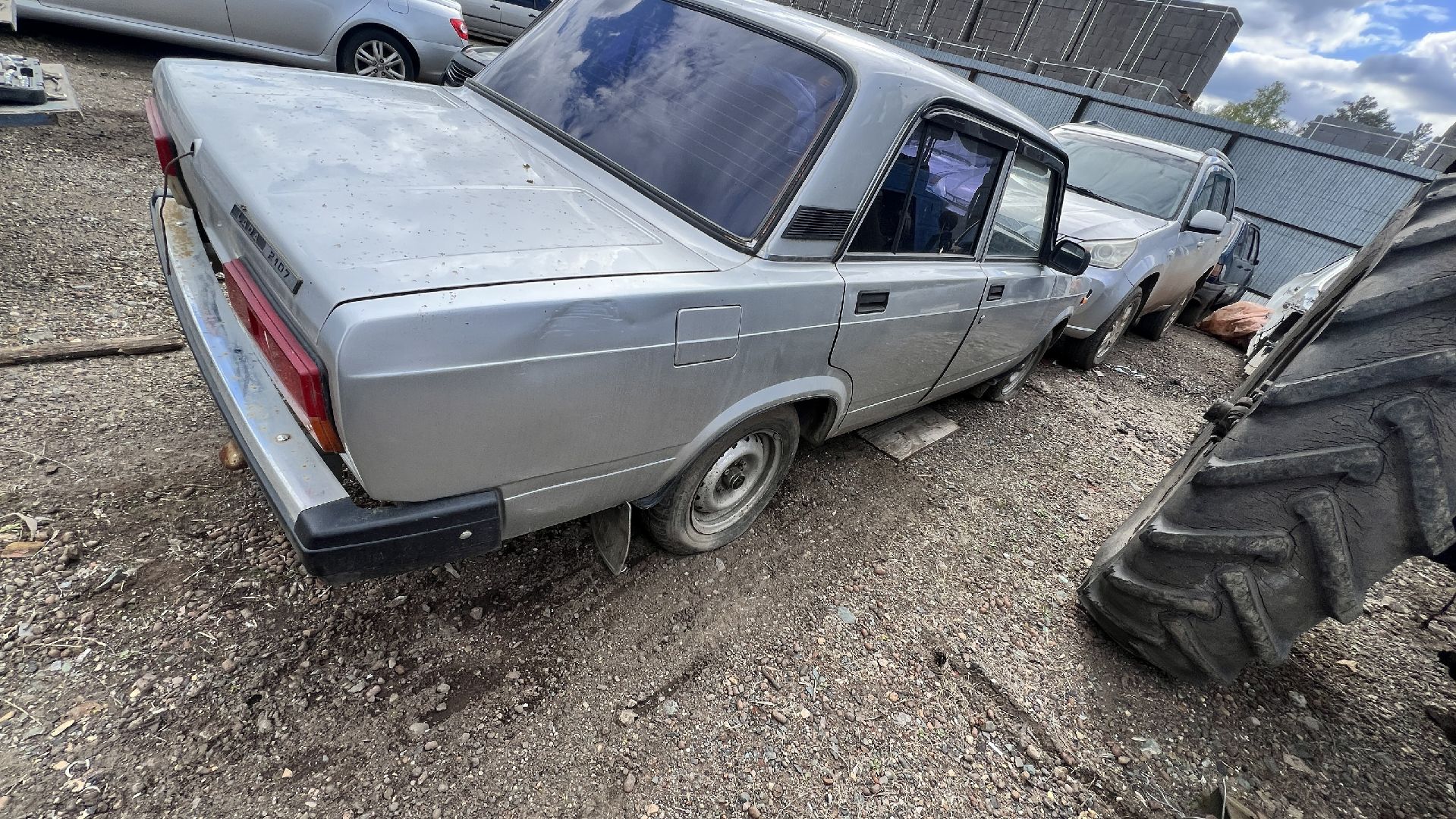 Легковой автомобиль марки ВАЗ 21074, 2011 г/в, г/н Т 556 АО 56, VIN XTA210740BY010143 в кузове серебристого цвета, в нерабочем состоянии