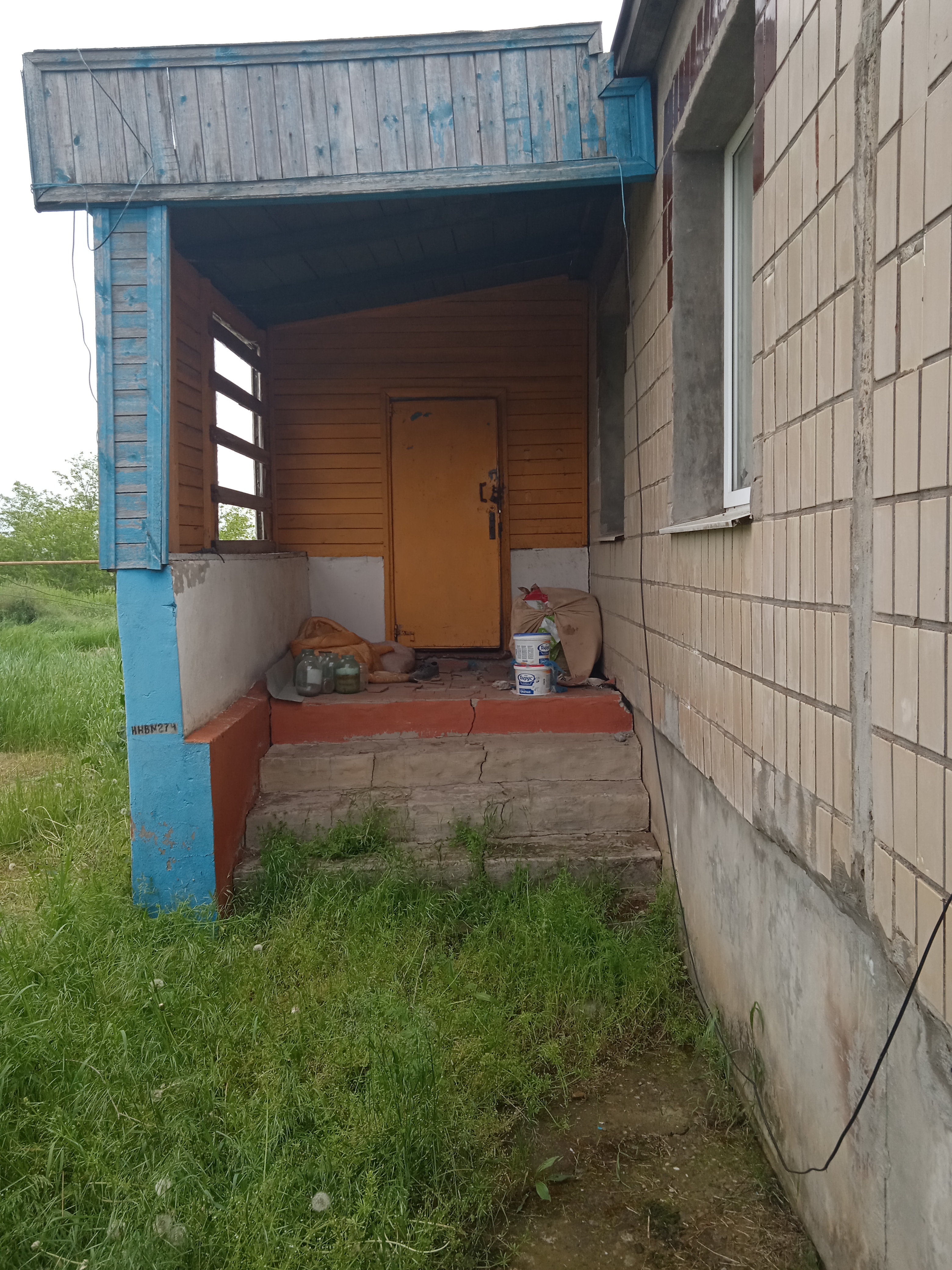 Нежилое здание с земельным участком