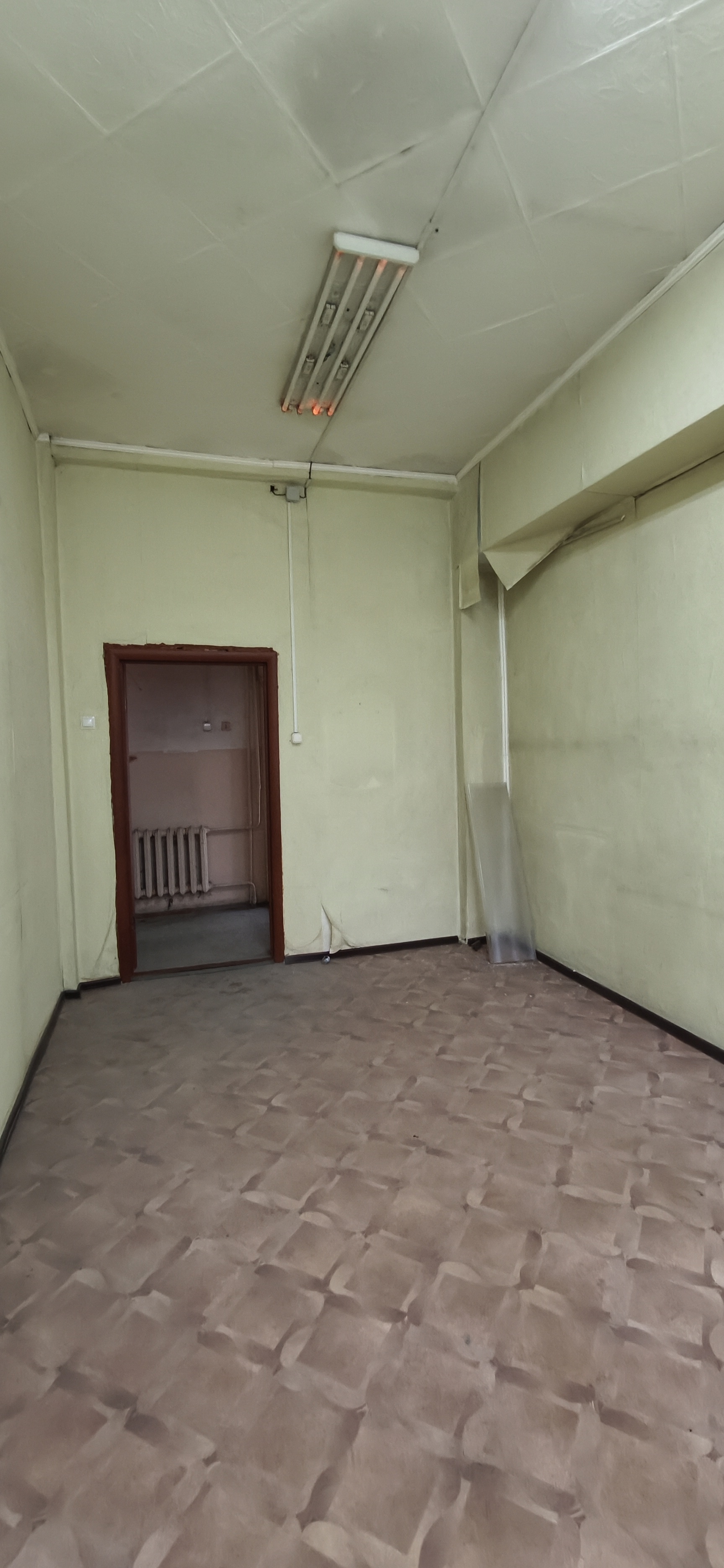 Часть нежилого муниципального помещения, площадью 16,55 кв.м., расположенное  на первом этаже многоквартирного жилого дома, по адресу: Новосибирская область, г. Искитим, ул. Вокзальная, д. 1, кадастровый номер 54:33:050305:605