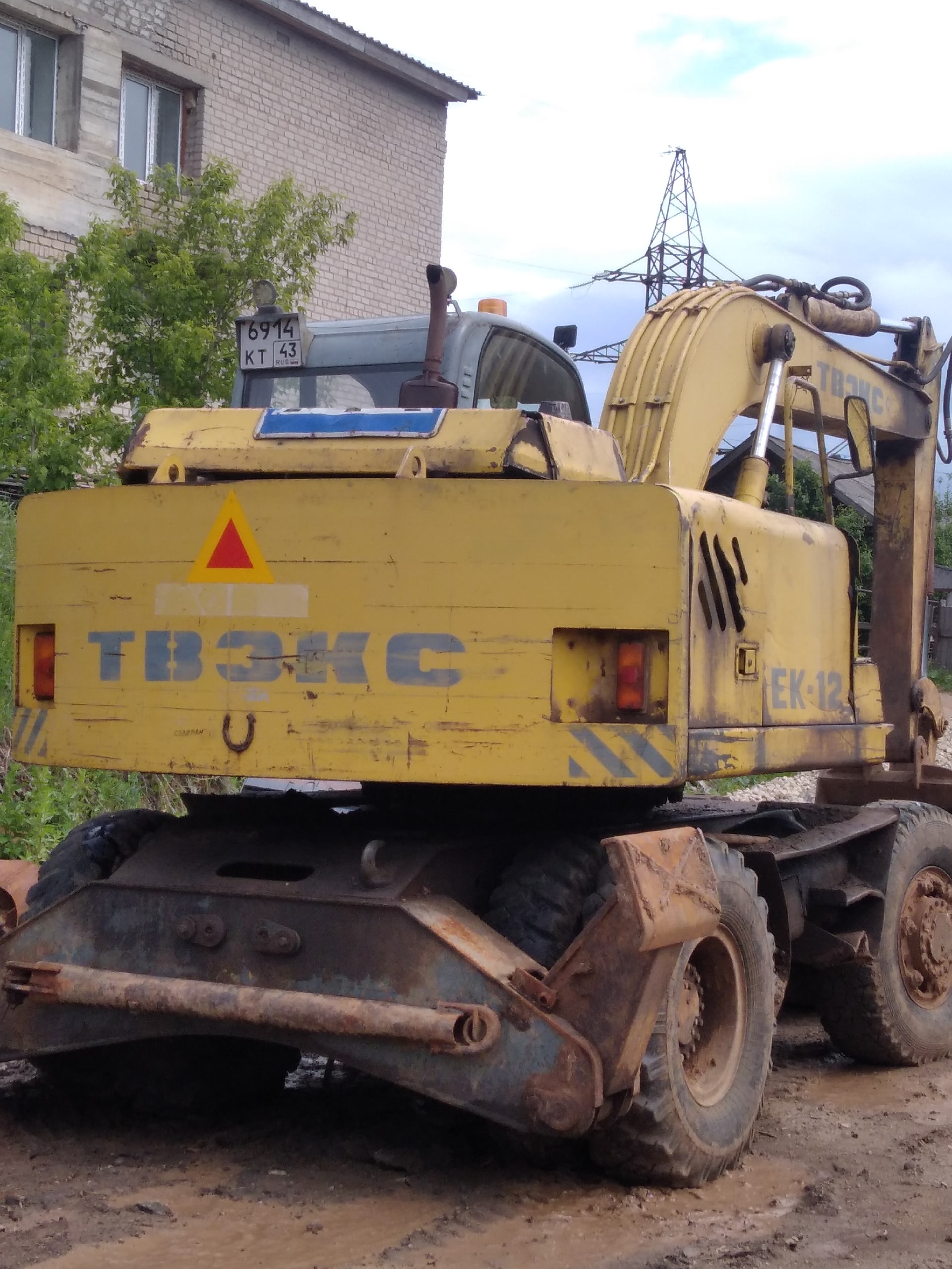Экскаватор колесный ЕК-12-00