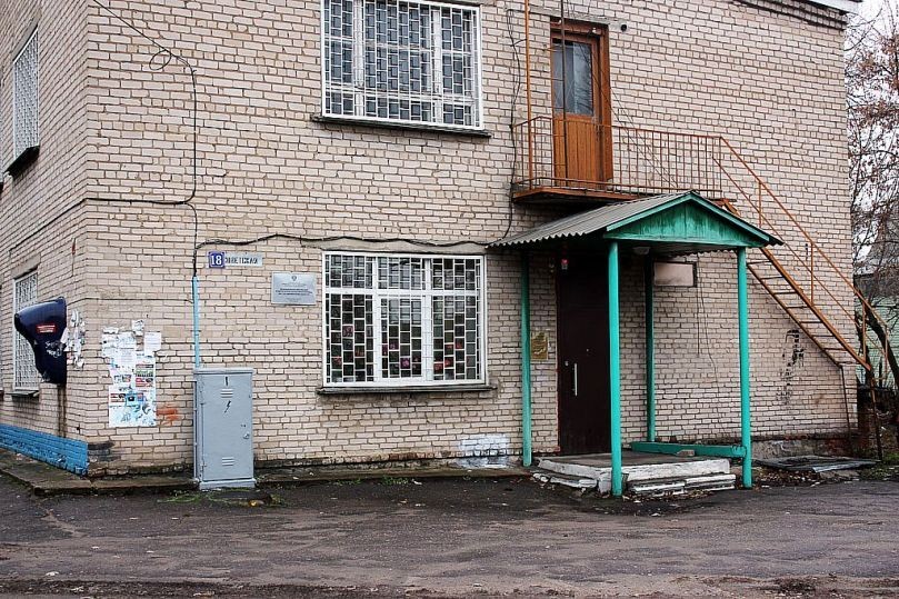 Помещение в административном здании  с кадастровым номером 67:22:0200110:176, площадью 305,1 кв.м, по адресу: Смоленская область,  муниципальный округ Хиславичский,                     поселок городского типа Хиславичи, улица Советская, дом 18