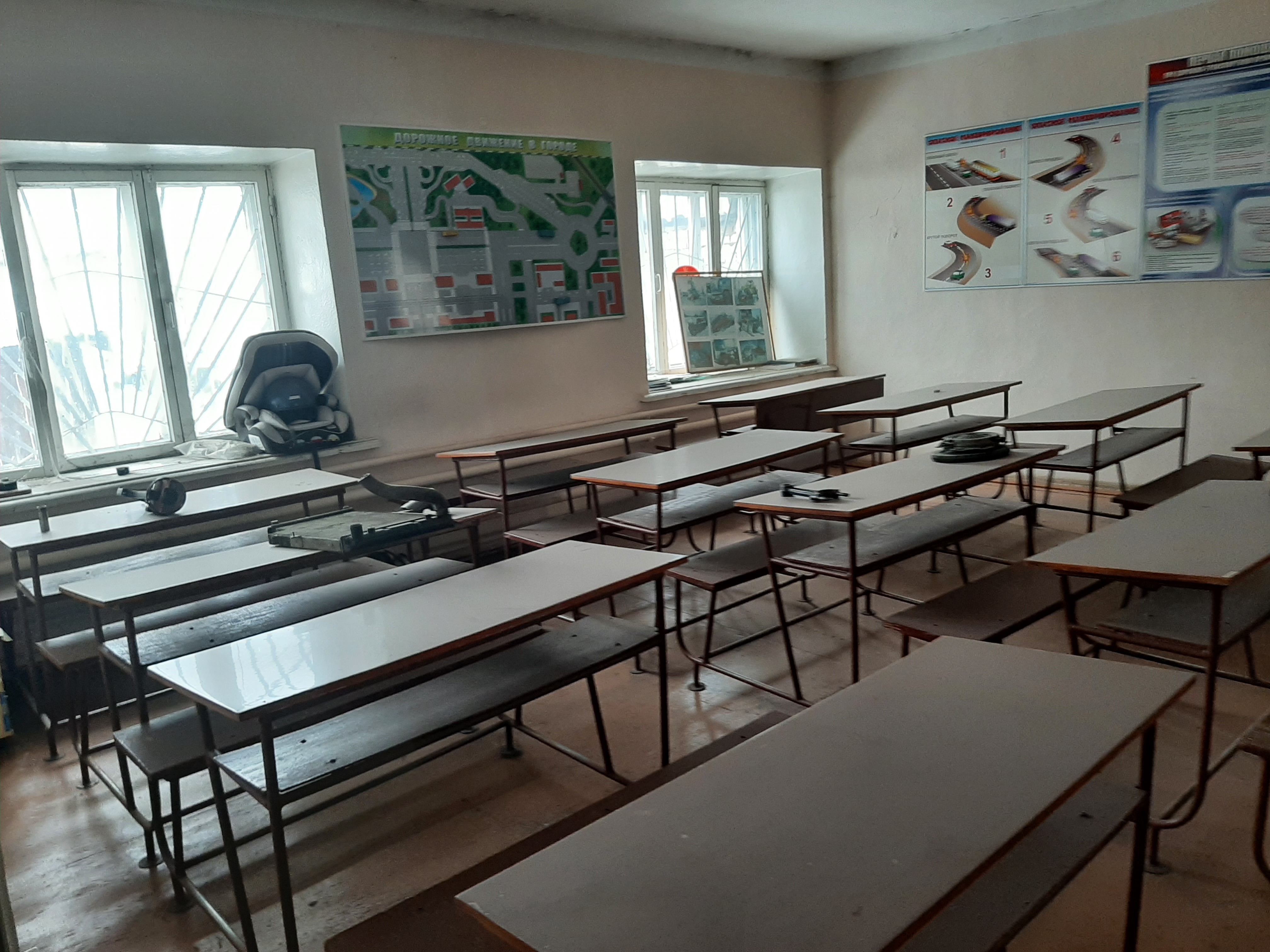 Нежилое помещение, расположенное по адресу: Кировская обл., г. Яранск, ул. Радина, д.12, общей площадью 62,7 кв. метров, этаж 2, кадастровый номер 43:39:030232:233