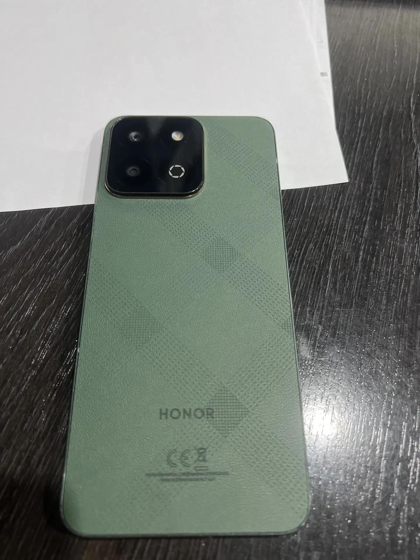 мобильный телефон марки "Honor-7C" в корпусе зеленого цвета 1 Штука (шт)