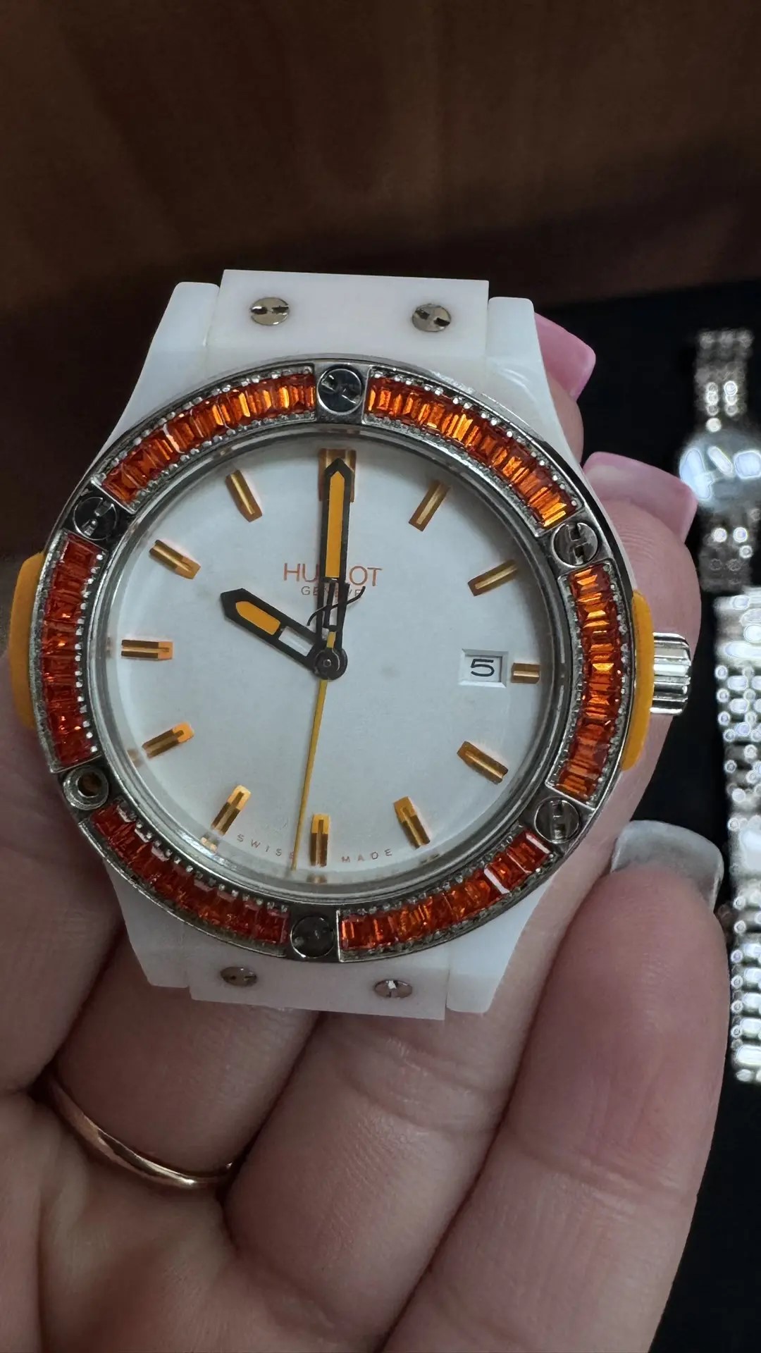 74-017422-6 Часы фирмы Hublot с оранжевым ремнем, белый корпус из керамики, с вставкой серебристого цвета с оранжевыми кристаллами (годные остатки)