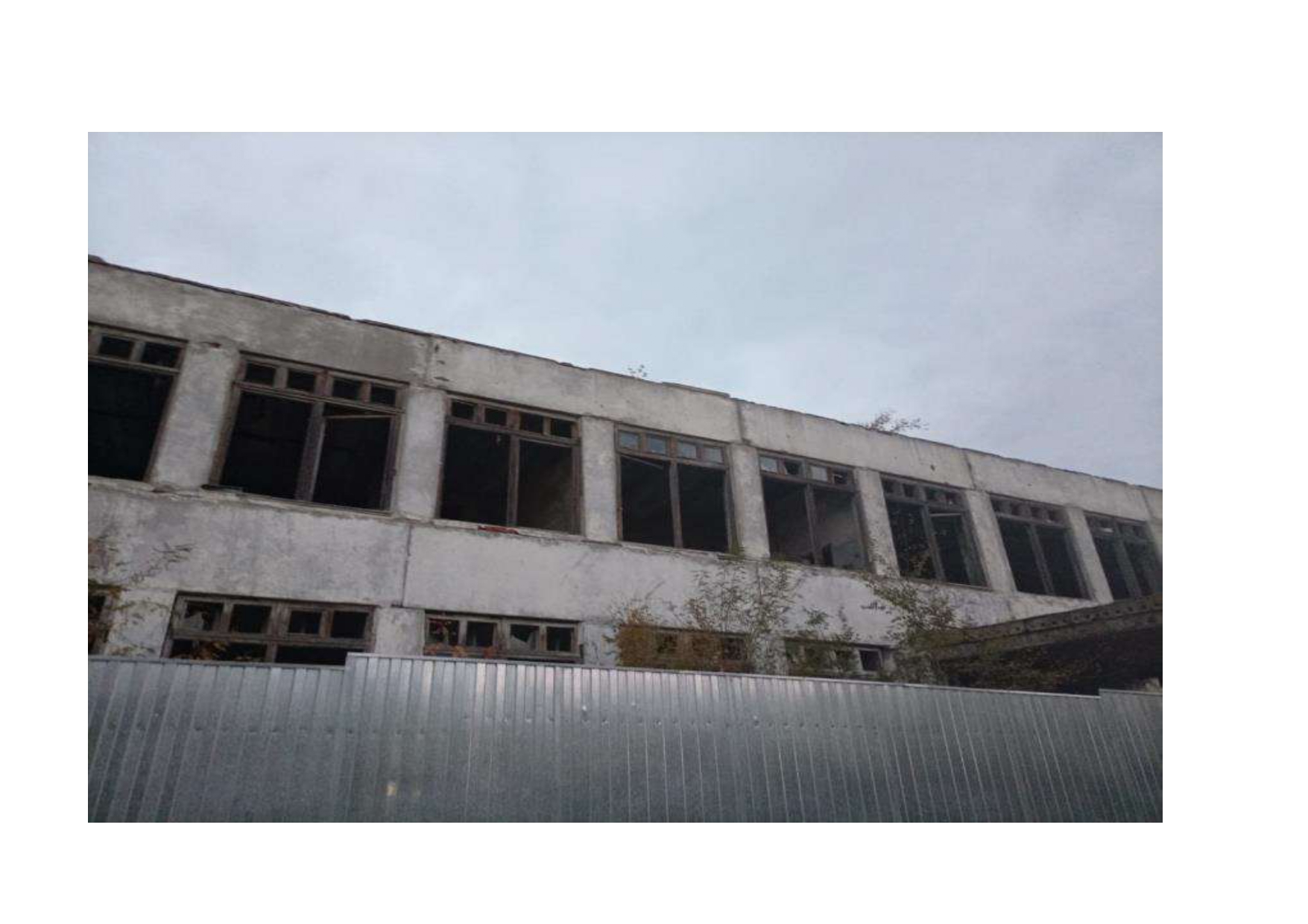 Здание производственное (административное) общей площадью 2160,3 кв.м (кадастровый номер  34:34:060060:850) с земельным участком площадью 2430 кв. м (кадастровый номер 34:34:060060:811). Волгоград, Советский район, пр-кт Университетский, 104а.