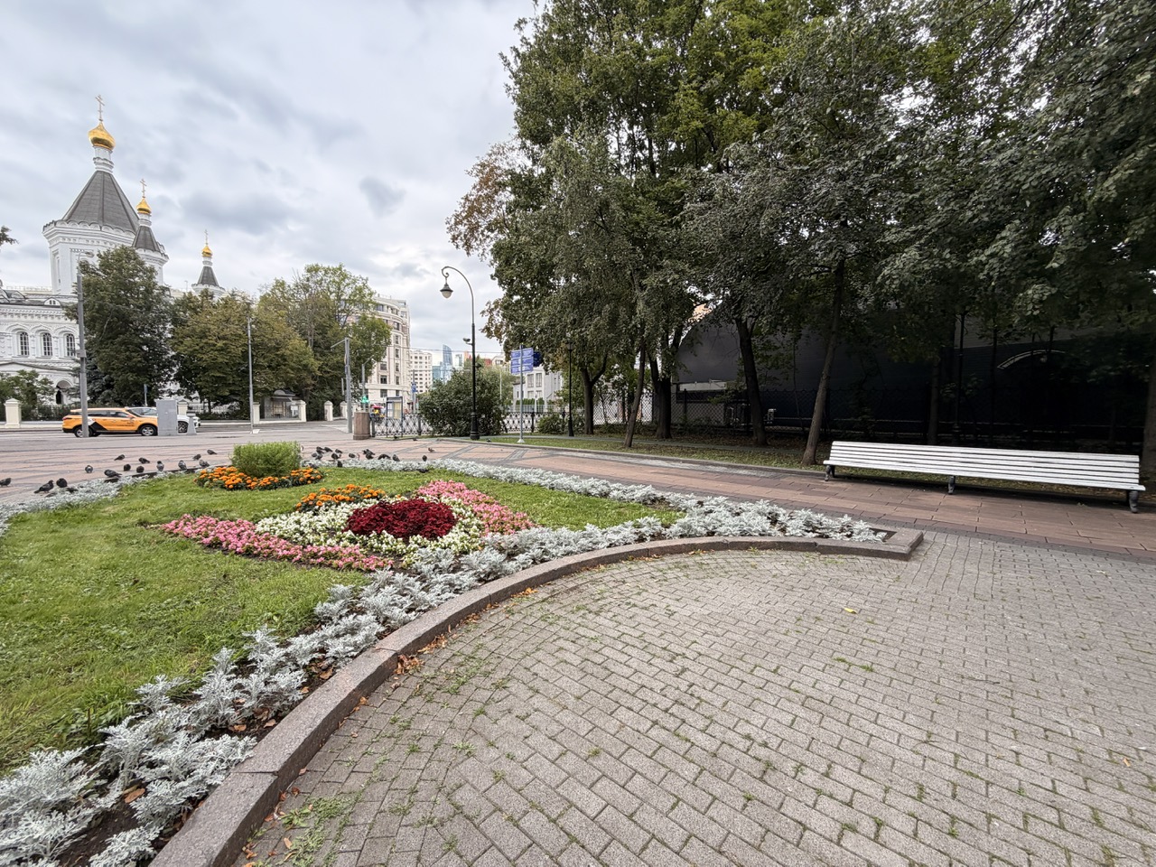 Нестационарный торговый объект "Тележка" по адресу: г. Москва, Сквер Девичье поле, ул. Б. Пироговская, специализация "«Мороженое», «Горячие напитки, выпечка»", общей площадью 2,5 кв. м