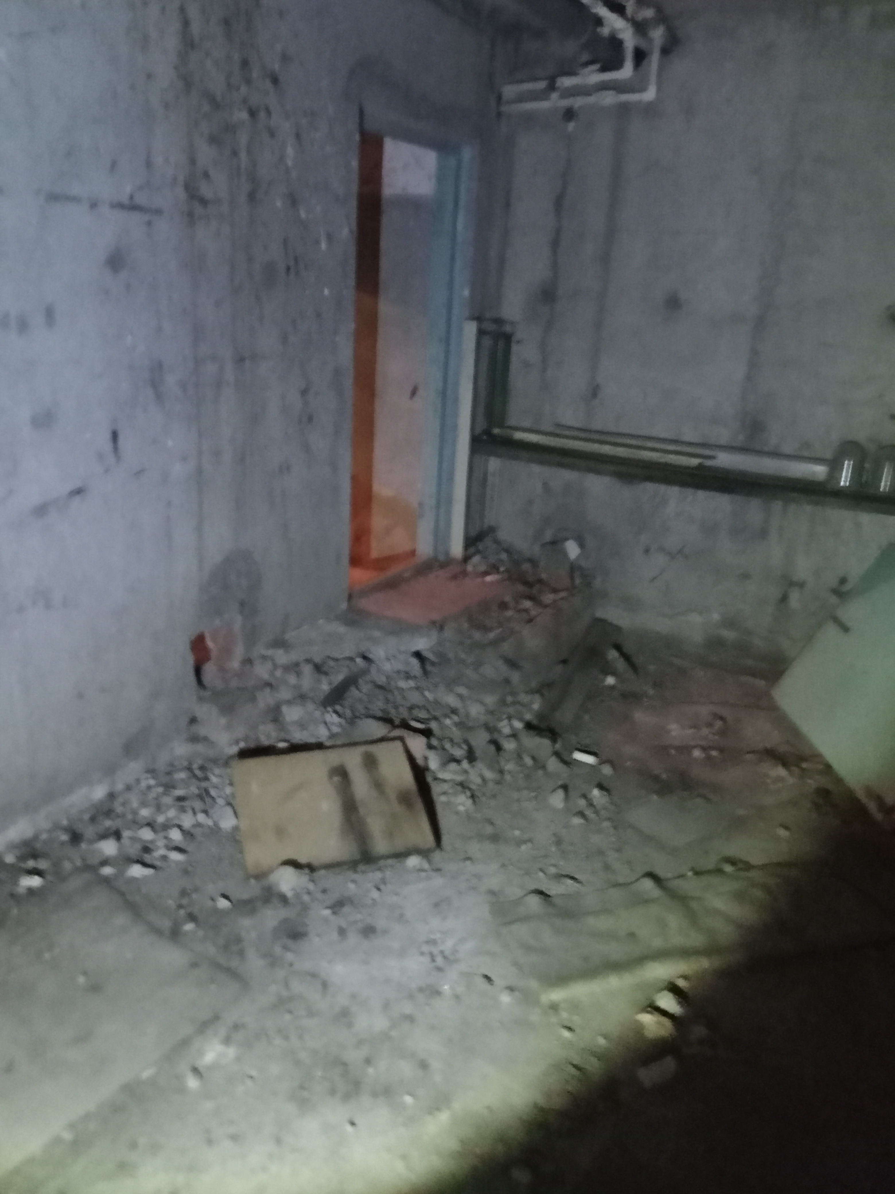 Встроенные нежилые помещения общей площадью 30,5 кв. м (кадастровый номер 59:01:2912530:2252) в подвале 5-этажного многоквартирного дома. Адрес: Российская Федерация, Пермский край, городской округ Пермский, город Пермь, улица Вильямса, дом 12. Помещения пустуют.