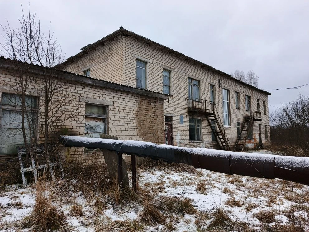 Нежилое здание с одновременным отчуждением земельного участка