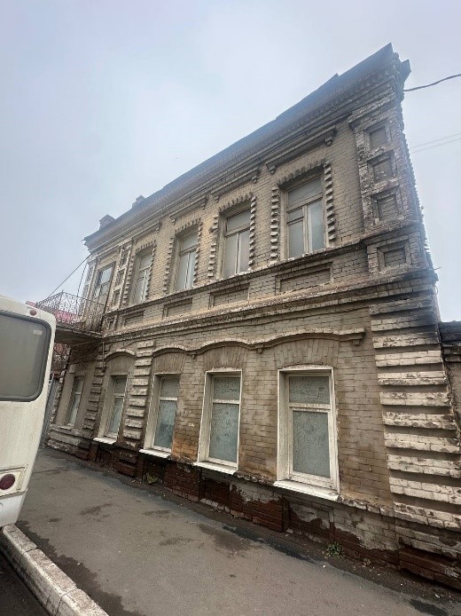 здание, назначение: нежилое, количество этажей: 2, площадь 142,5 кв. м, кадастровый номер: 56:44:0236004:36, адрес: г. Оренбург, улица Максима Горького, дом 7; земельный участок, категория земель: земли населенных пунктов, вид разрешенного использования: деловое управление, площадь: 857 +/- 10 кв. м., кадастровый номер: 56:44:0236004:23, адрес: г. Оренбург, ул. М. Горького, д. 7