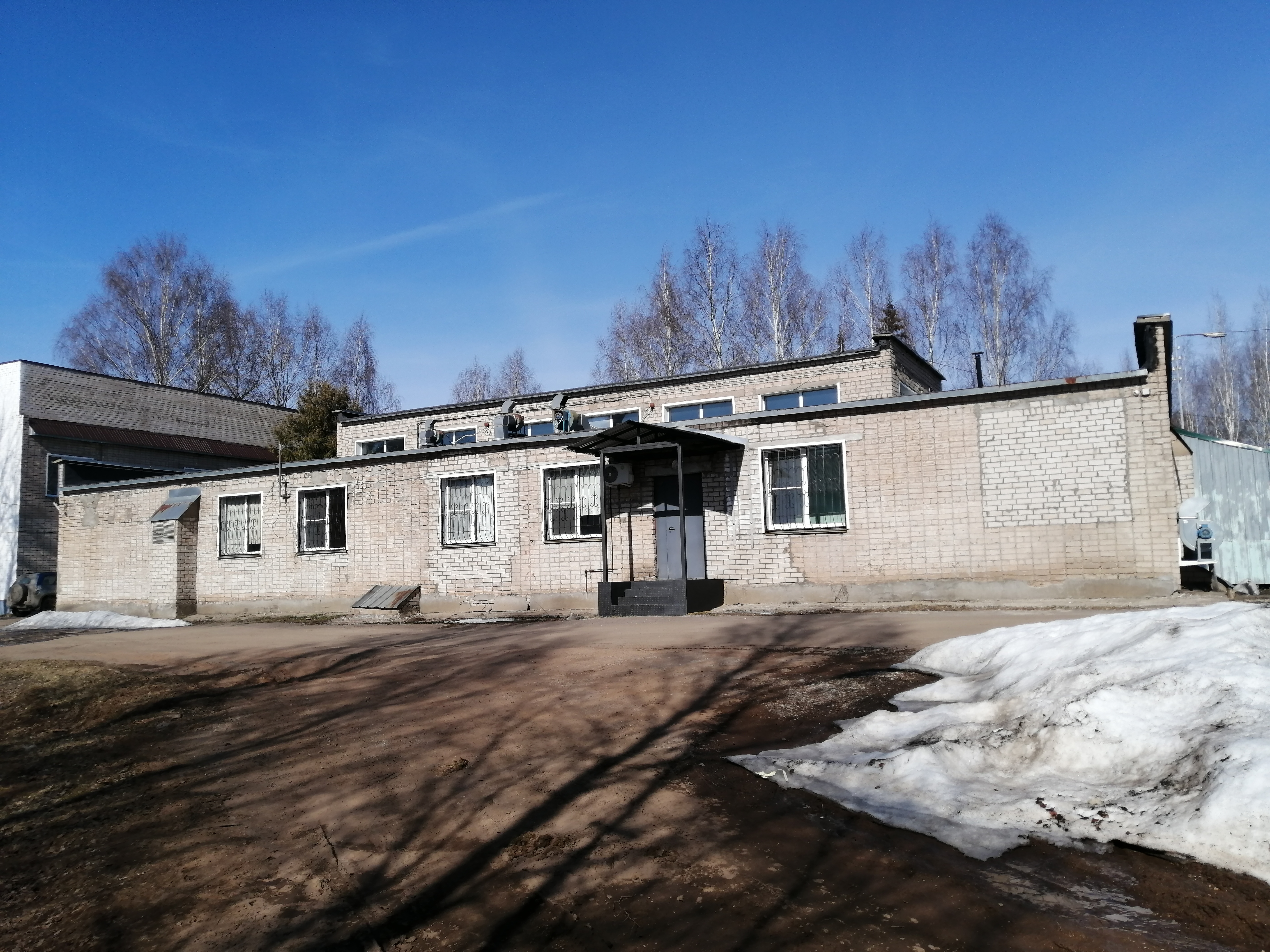 недвижимое имущество – здание пищеблока общей площадью 924,8 кв.м. (кадастровый номер: 43:40:002205:260), движимое имущество – оборудование пищеблока