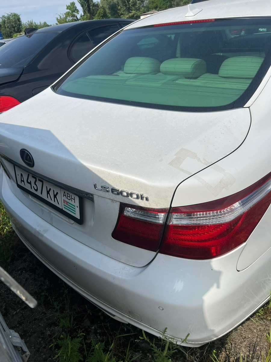Автомобиль марки LEXUS LS600H VIN UVF45-5001194, номер кузова X4XHL81186DH77730, государственный регистрационный номер А437КК АВН (годные остатки). Документы отсутствуют.