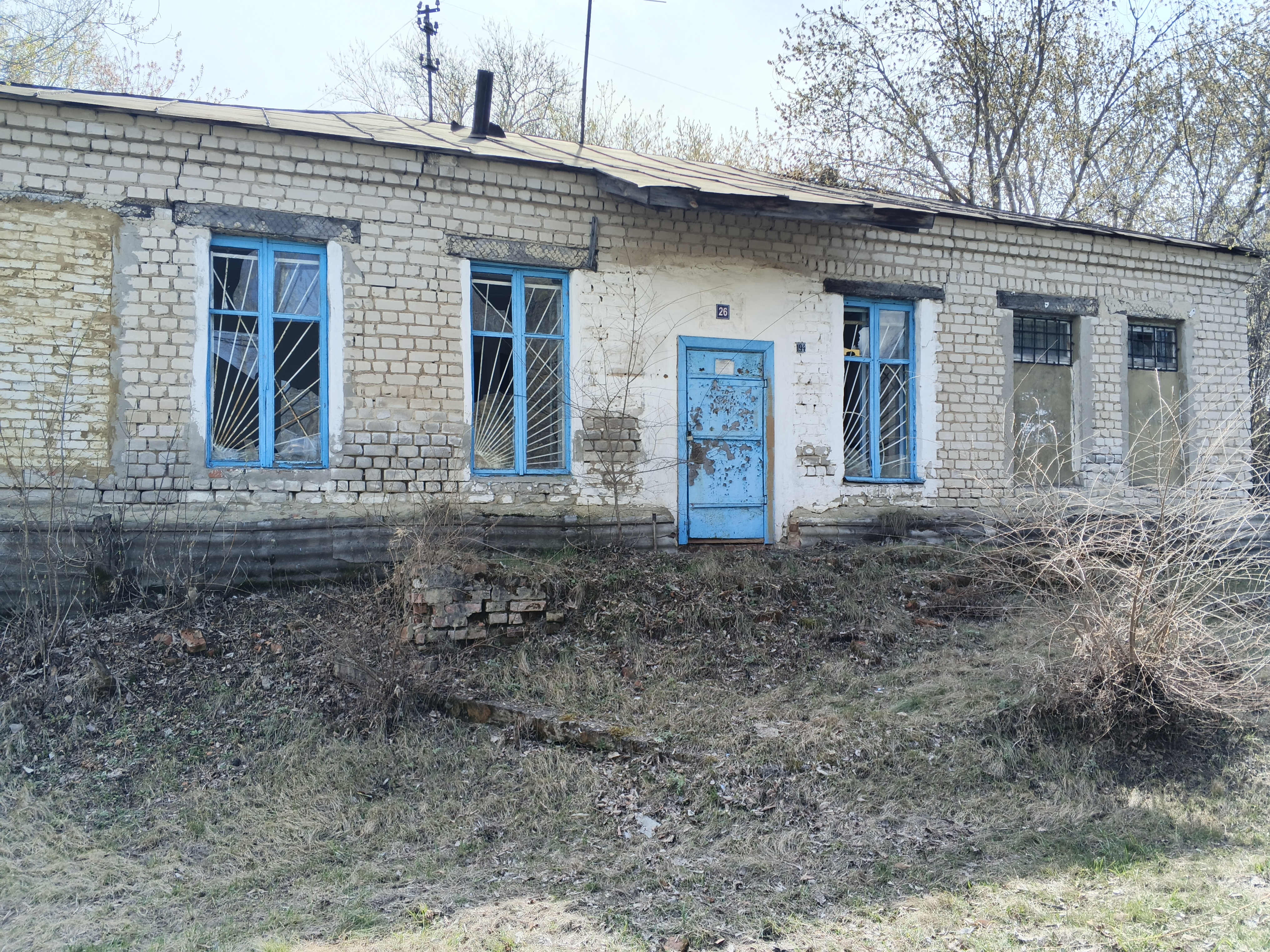 Лот № 2: - Нежилое здание площадью 87,9 кв. м. с земельным участком по адресу: Курганская область, Куртамышский район, с. Песьяное, ул. Строителей, д. 26