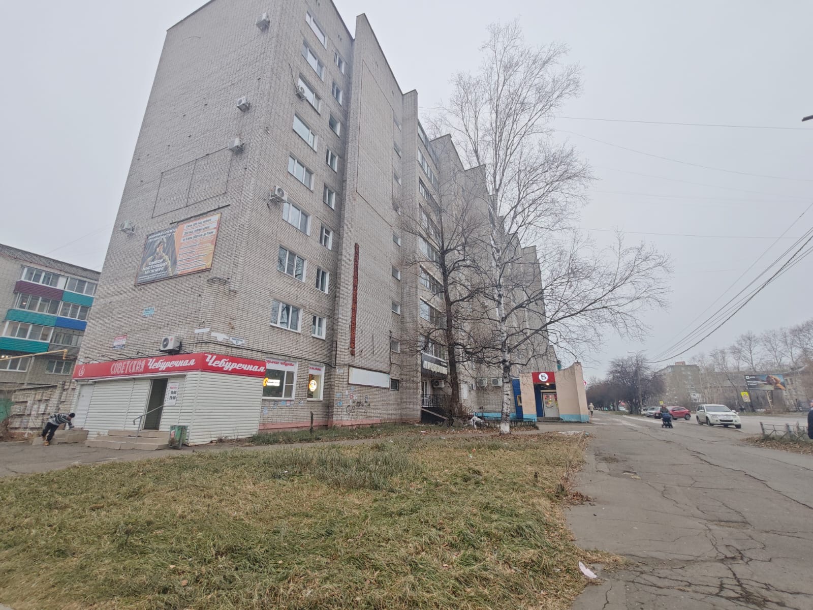 1/2 доля в праве общей долевой собственности на нежилое помещение (магазин "Янтарь") площадью 334,4 кв. м, кадастровый номер 27:22:0040701:1422, местонахождение: Хабаровский край, г. Комсомольск-на-Амуре, ул. Советская, д. 27, пом. 1002.