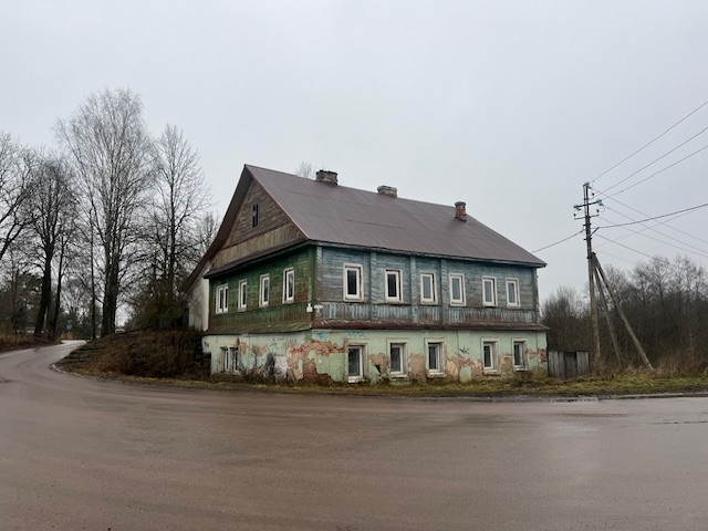Нежилое здание с земельным участком