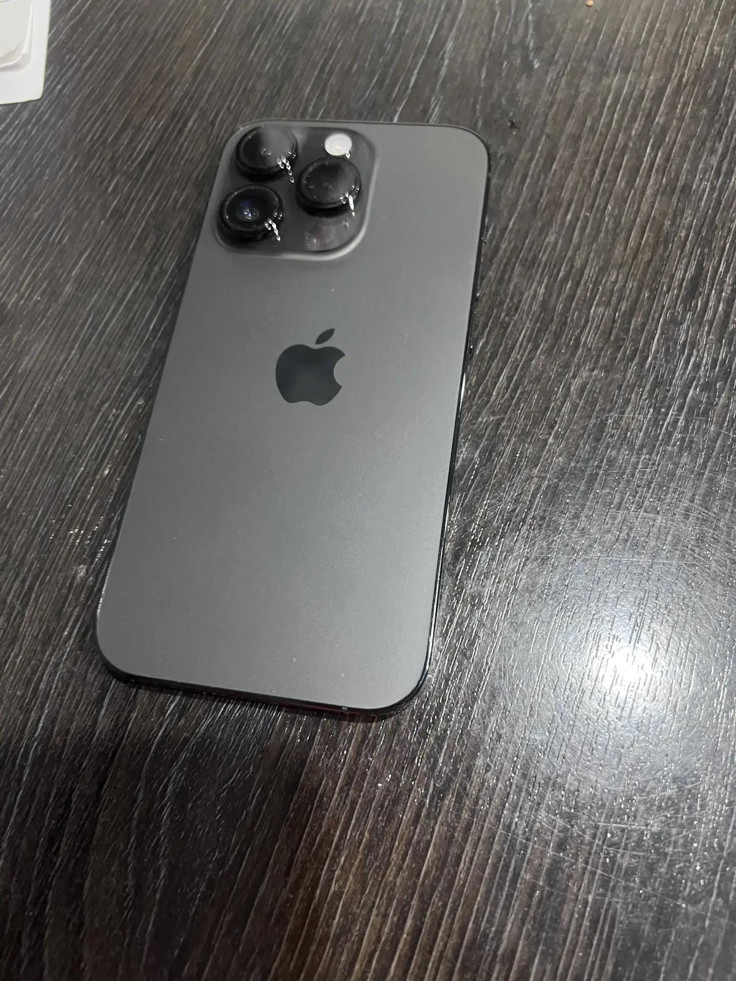 мобильный телефон, черного цвета Iphone 1 Штука (шт)