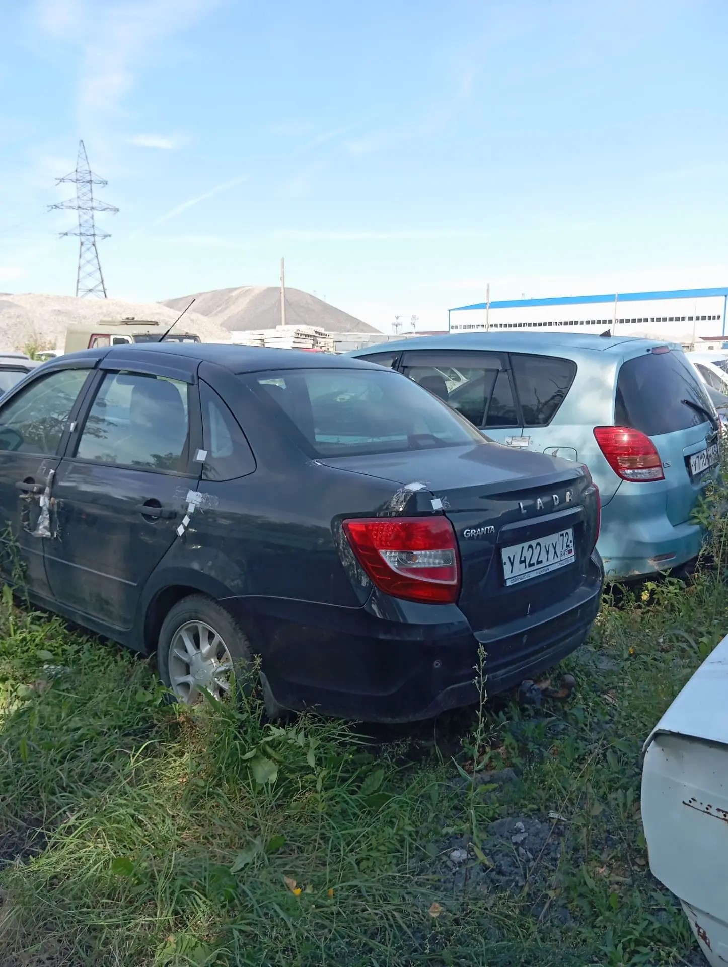 Автомобиль марки LADA GRANTA с г.р.з. У422УХ72, г.в. 2020, VIN XTA219010L0688404 ТС обременено ЗАЛОГОМ, который остается на имуществе, согласно ГК РФ (покупатель оплачивает залог самостоятельно). ТС имеет ограничения ФССП на регистрационные действия (ключи и документы отсутствуют, техническое состояние не проверялось, пробег не известен). Имущество продается в том виде, в каком оно есть, в случае продажи возврату/обмену не подлежит.