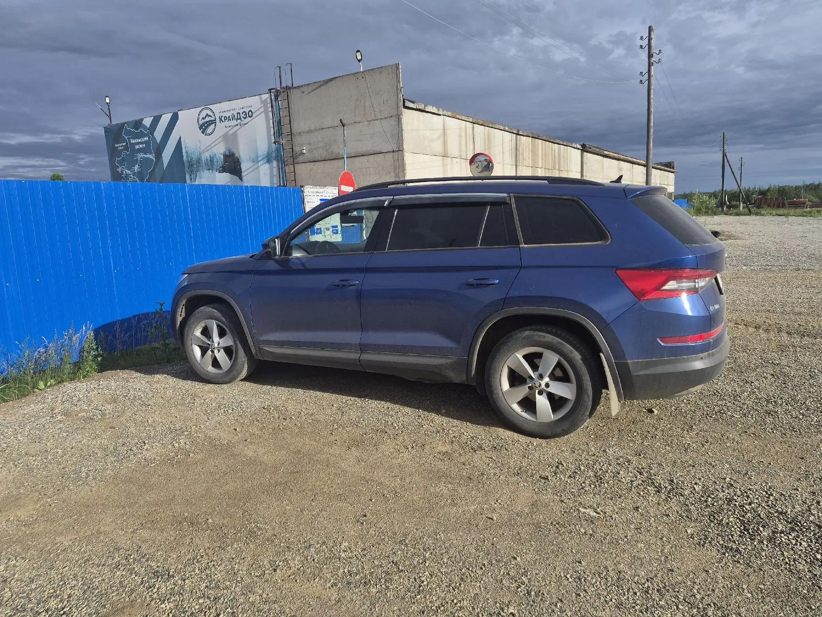 Легковой автомобиль SKODA KODIAQ, 2019 г.в., г/н Х700ХУ24, VIN XW8JC4NS5KH411691, № кузова XW8JC4NS5KH411691, цвет ярко синий. Идентификационные номера не сверялись, рабочее состояние не проверялось, автомобиль закрыт, ключи и документы отсутствуют. Должник Чайков С.Н. Обременения: Залог, запреты судебного пристава исполнителя на рег. действия, судебный запрет. Начальная цена продажи 4043000,00 руб. Задаток 607000,00 руб. (пор. 1426)