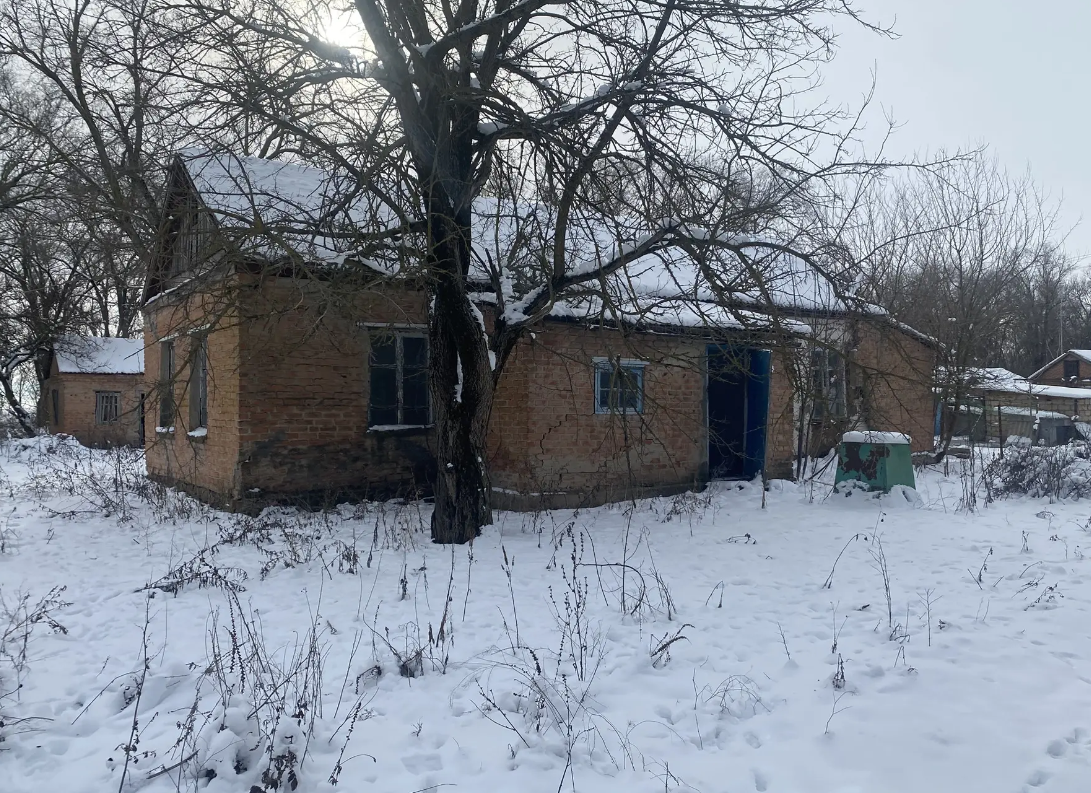 нежилое здание, 1969 года постройки, площадью 72,4 кв. м,  кадастровый номер 61:10:0050401:201, расположенное по адресу: Ростовская область, р-н Егорлыкский, х. Лисичкин, ул. Восточная, д. 75, земельный участок, площадью 745 кв. м, кадастровый номер 61:10:0600010:2598, расположенный по адресу: Российская Федерация, Ростовская область, Егорлыкский район, х. Лисичкин, ул. Восточная, 75