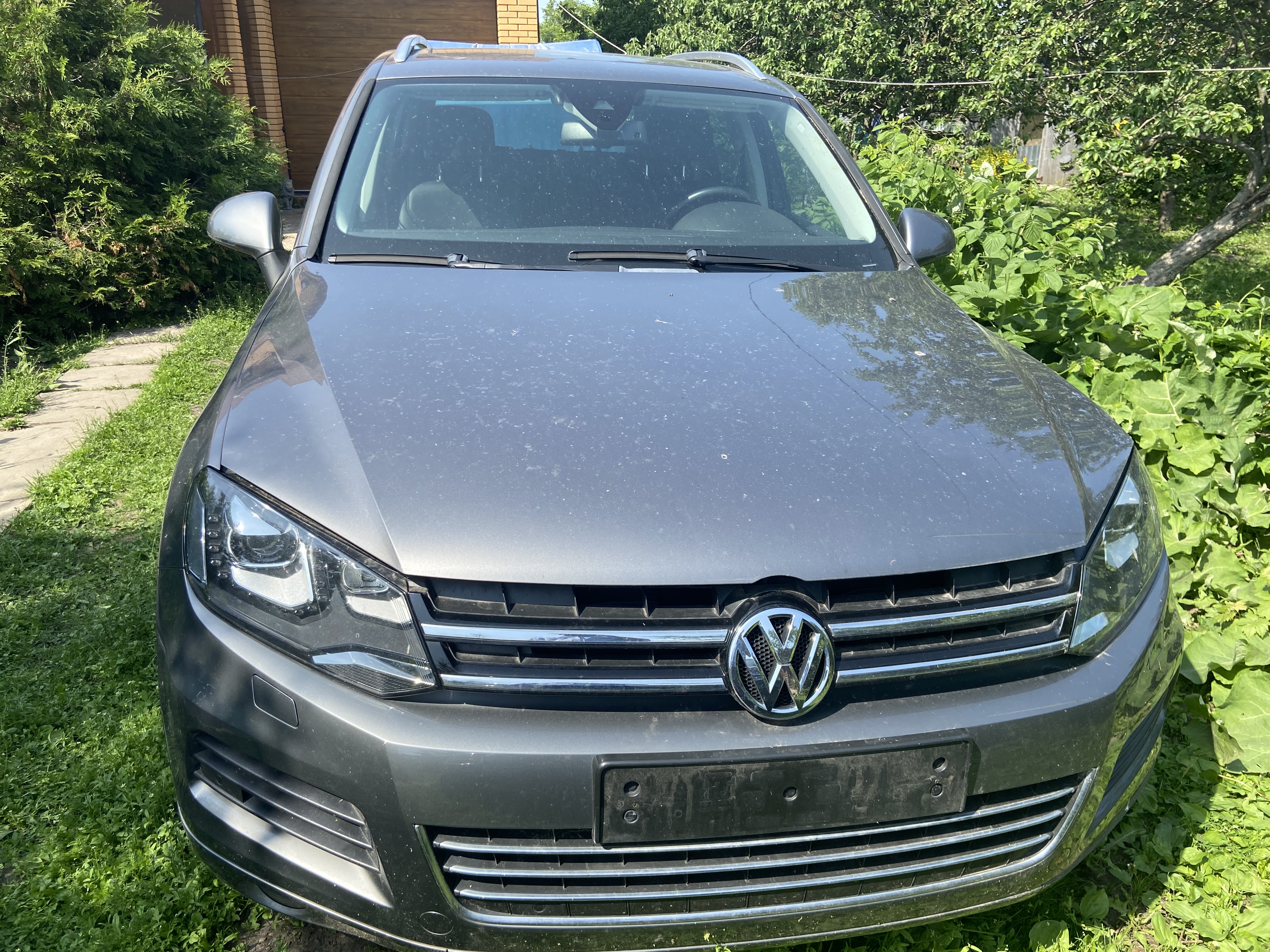 Автотранспортное средство Volkswagen Touareg, 2013 г.в., г/н Н614НН29, VIN XW8ZZZ7PZEG003060, цвет кузова серый, гос. номер отсутствует, автотранспортное средство не заводится ввиду неисправности аккумулятора, пробег не проверен