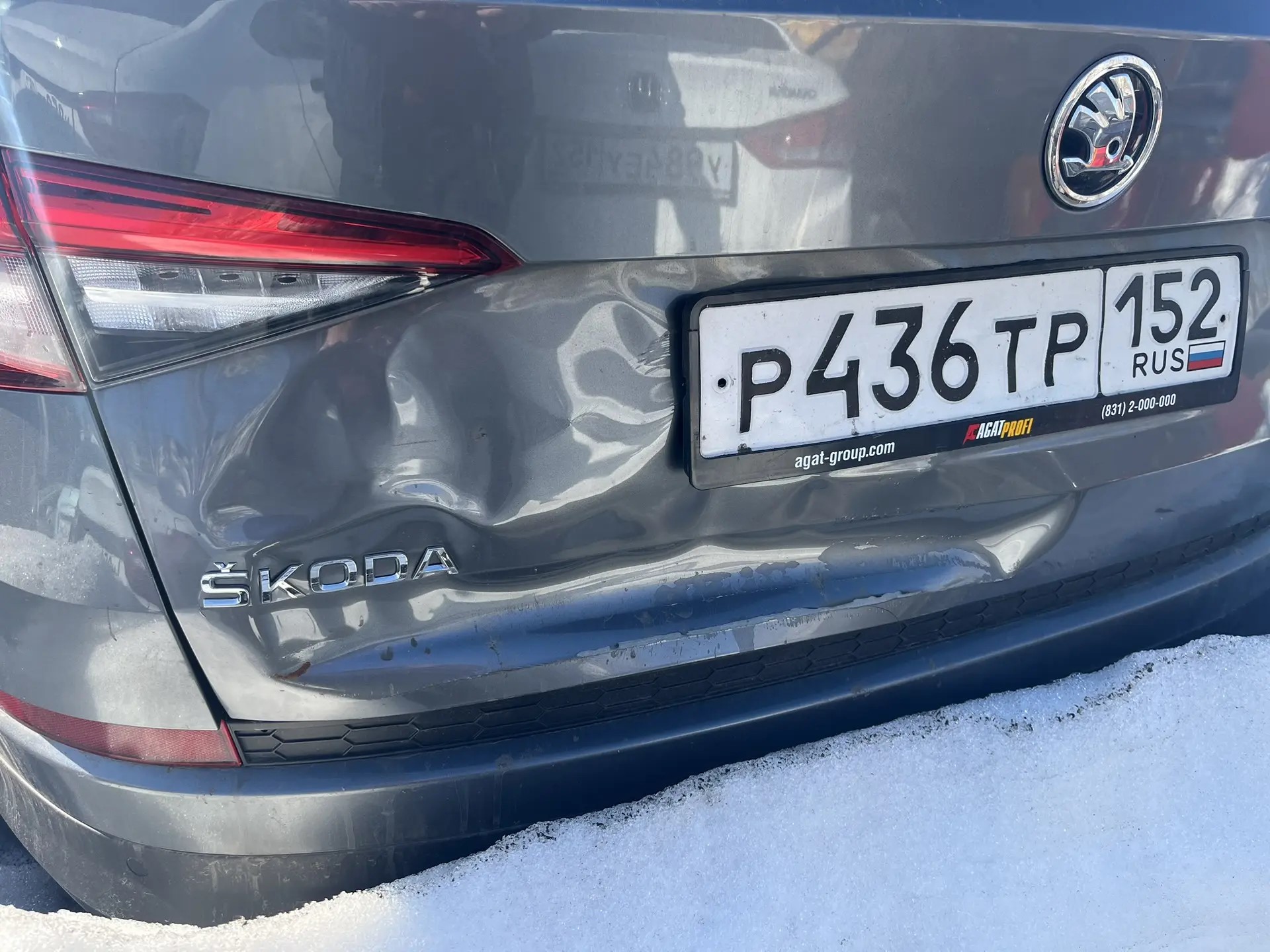 Skoda Karoq тёмно - серого цвета, 2019 г.в., гос. №P436TP 152, VIN XW8LC4NS1KH418145, повреждение (вмятина) задней крышки багажника, зарегистрировано ограничение