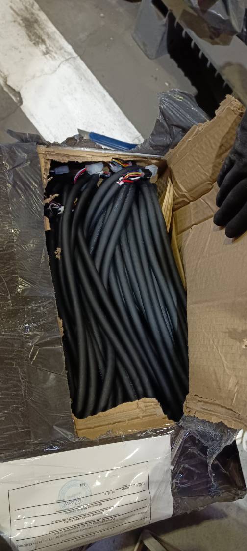 Кабель черного цвета с маркировкой «robot bending cable 300/500v 3х1.2+4х2х0.3mm2»