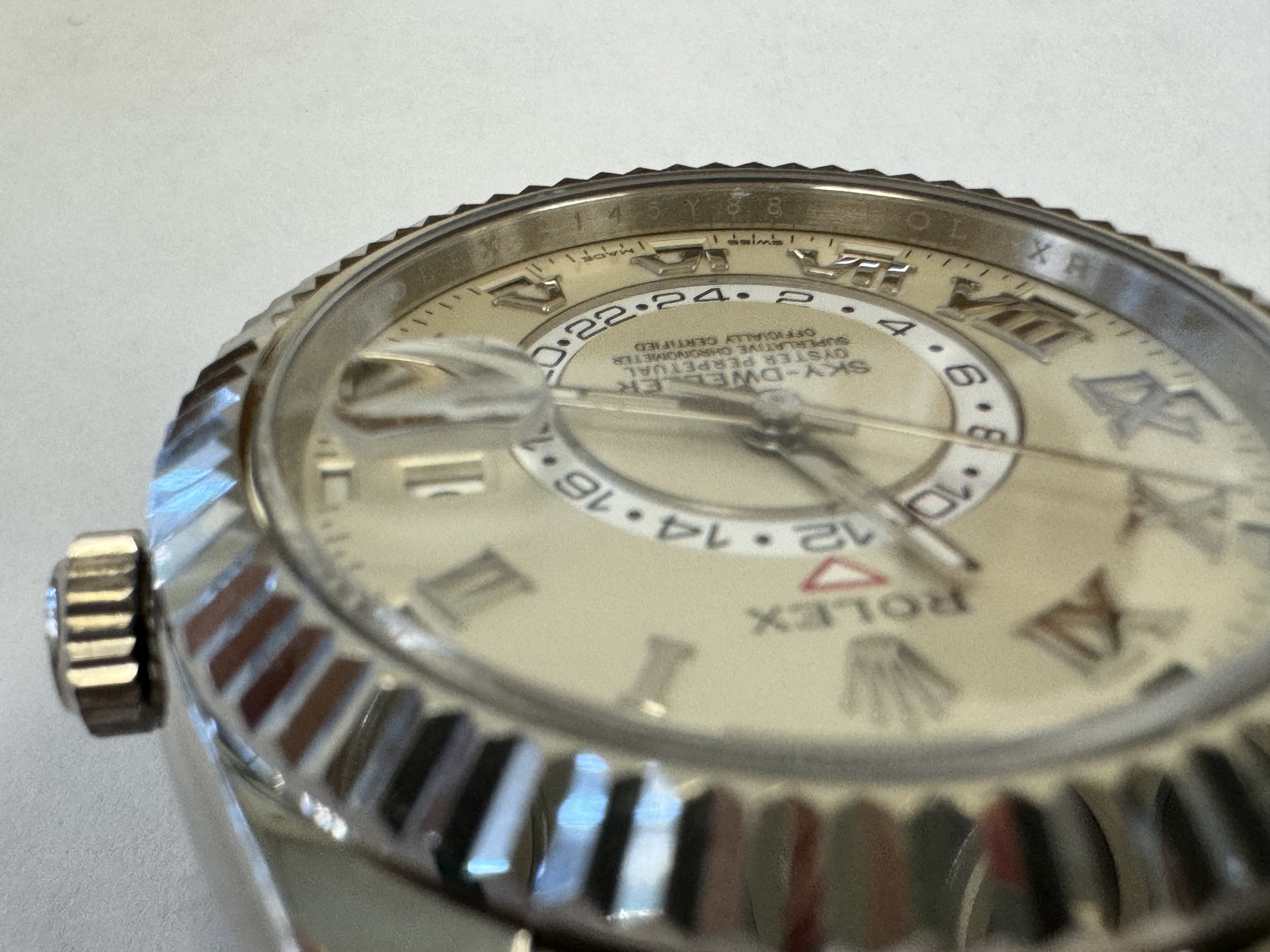 Наручные часы «Rolex Sky-Dweller ref. 326939» (на часах указан идентификационный номер «С145Y884») корпус: круглый, из металла серебристого цвета, браслет из металла серебристого цвета с замком. На замке штампованная надпись «ROLEX», «GENEVA», «SWISS MADE», б/у.