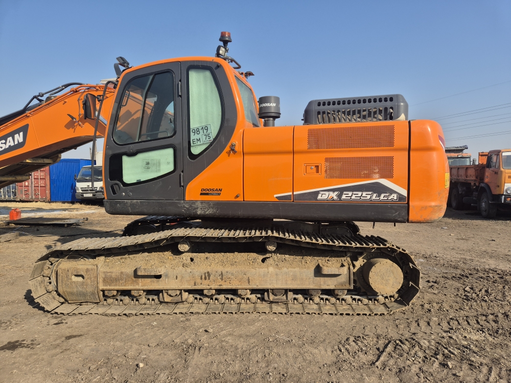 Самоходное транспортное средство Экскаватор DOOSAN DX225LCA-7М, 2022 г.в., г/н 9819ЕМ75, цвет оранжевый, заводской №: DHKCEBEECN0002309, номер двигателя DB58TIS246600Е06. Техника в рабочем состоянии, на кузове имеются незначительные вмятины