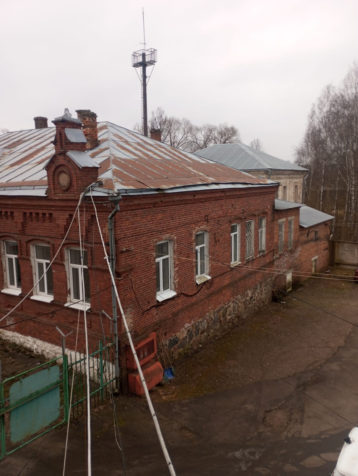 Земельный участок площадью 1400 кв.м, с кадастровым номером 67:05:0060101:265, с расположенным на нем объектом недвижимого имущества - административное здание (старое) с кадастровым номером 67:05:0060103:188, по адресу: Смоленская область, муниципальный район Демидовский, городское поселение Демидовское, город Демидов, улица Просвещения, земельный участок 1