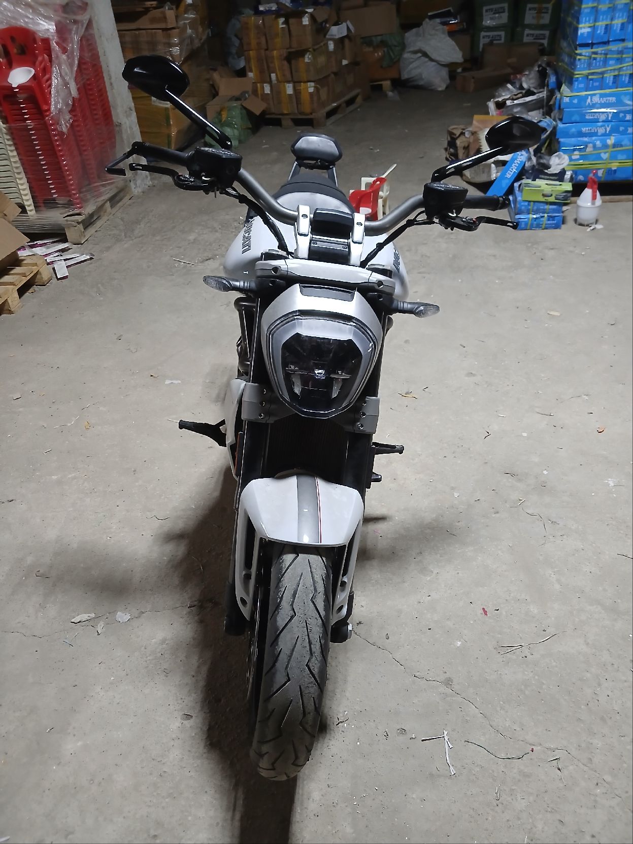 Мотоцикл ДУКАТИ XDIAVEL S, 2018 года выпуска, идентификационный номер (VIN): ZDMGA00AAJB009242, № кузова (прицепа): ZDMGA00AAJB009242, шасси (рамы): отсутствует, № двигателя: 010561, мощность двигателя: 152 л.с., 111,8 кВт, объем двигателя: 1262 куб. см, цвет: белый, гос. номер 3603ВМ77