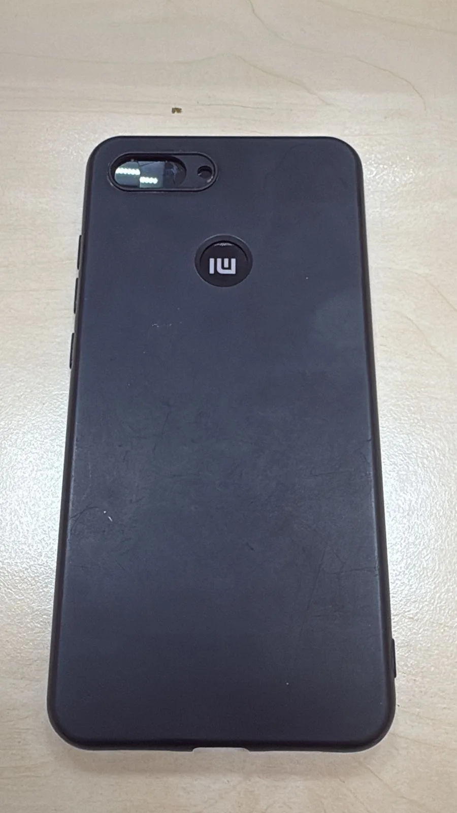 Мобильный телефон марки Xiaomi 8, в корпусе черного цвета с силиконовым чехлом черного цвета. 1 шт.