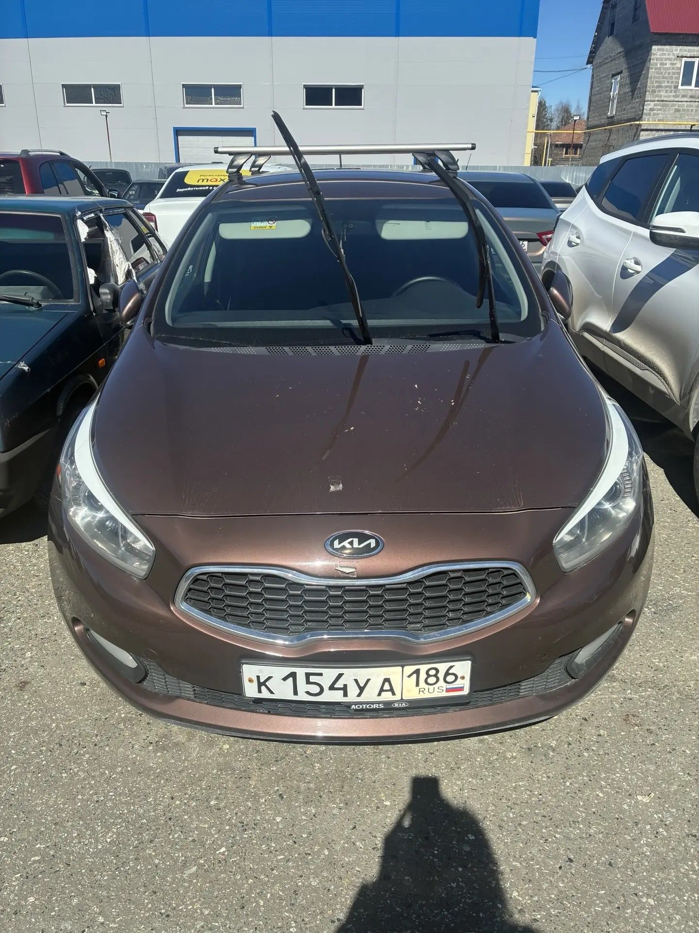 Автомобиль марки "KIA JD (CEE'D)", г/з К154УА186, коричневый цвет, г/в 2013, VIN XWEHN512AE0005577 ТС обременено ЗАЛОГОМ, который остается на имуществе, согласно ГК РФ (покупатель оплачивает залог самостоятельно). ТС имеет ограничения ФССП на регистрационные действия (ключи и документы отсутствуют, техническое состояние не проверялось, пробег не известен). Имущество продается в том виде, в каком оно есть, в случае продажи возврату/обмену не подлежит.