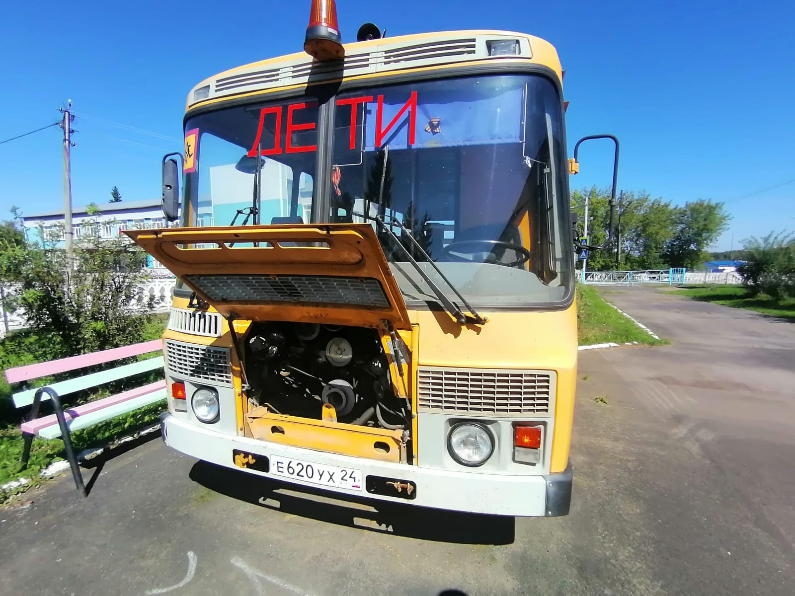 Движимое имущество - Автобус для перевозки детей ПАЗ – 32053-70, VIN: X1M3205CX90002053, модель, № двигателя 523400 91004048, кузов: X1M3205CX90002053, мощность двигателя 124 л.с., рабочий объем двигателя 4670 куб. см., тип двигателя бензиновый, экологический класс третий, разрешенная максимальная масса 6270 кг., масса без нагрузки 5080 кг., цвет: желтый, год изготовления 2009.