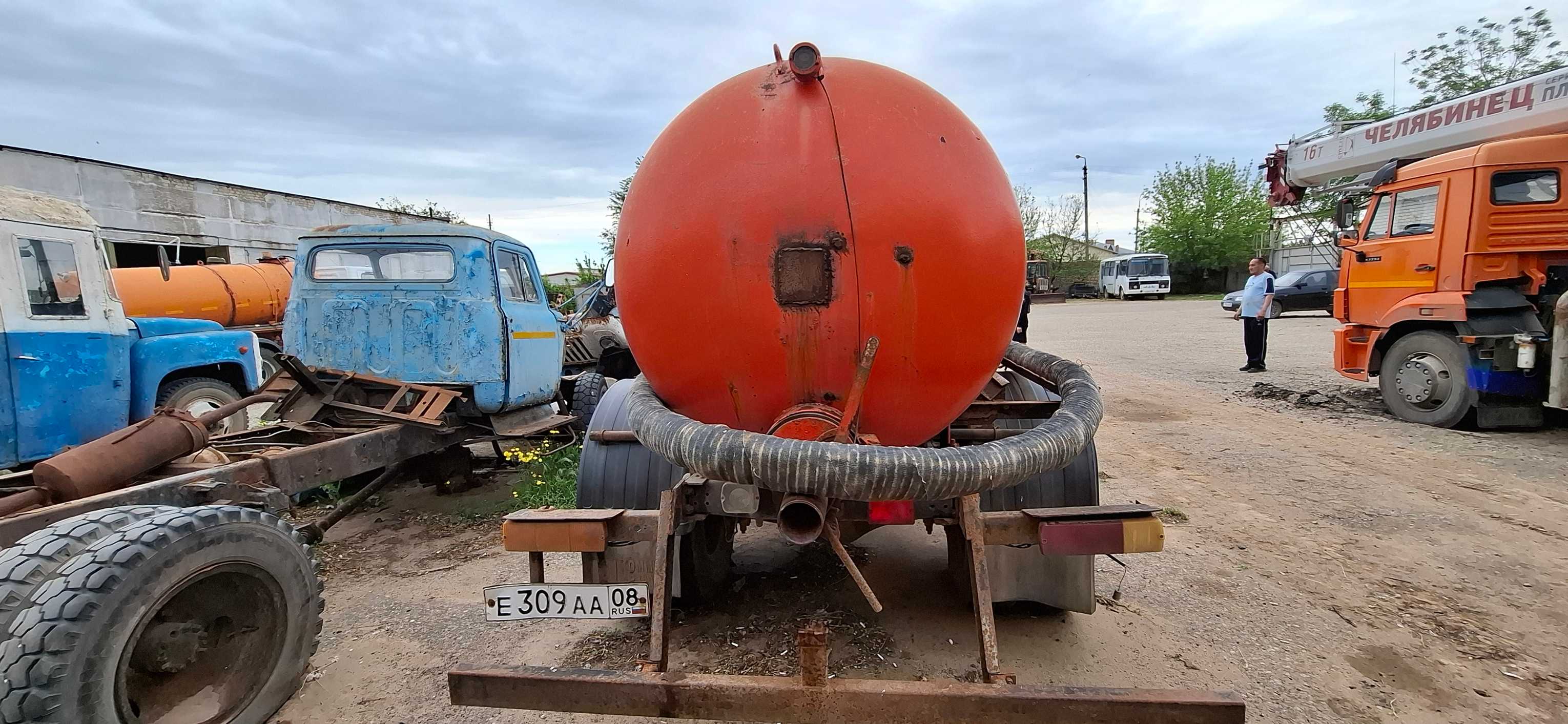Специализированный автомобиль цистерна КО-503В-2, 2013 года выпуска, идентификационный номер (VIN) XVL482302D0005101, государственный номер Е309АА08, номер кузова (прицепа) 330700D0211633, номер двигателя 776822, рабочий объем двигателя - 4750 куб. см, мощность двигателя – 92,2 кВт/125,4 л.с, местонахождение: Республика Калмыкия, г. Элиста, ул. М. Эсамбаева, д. 25 А.