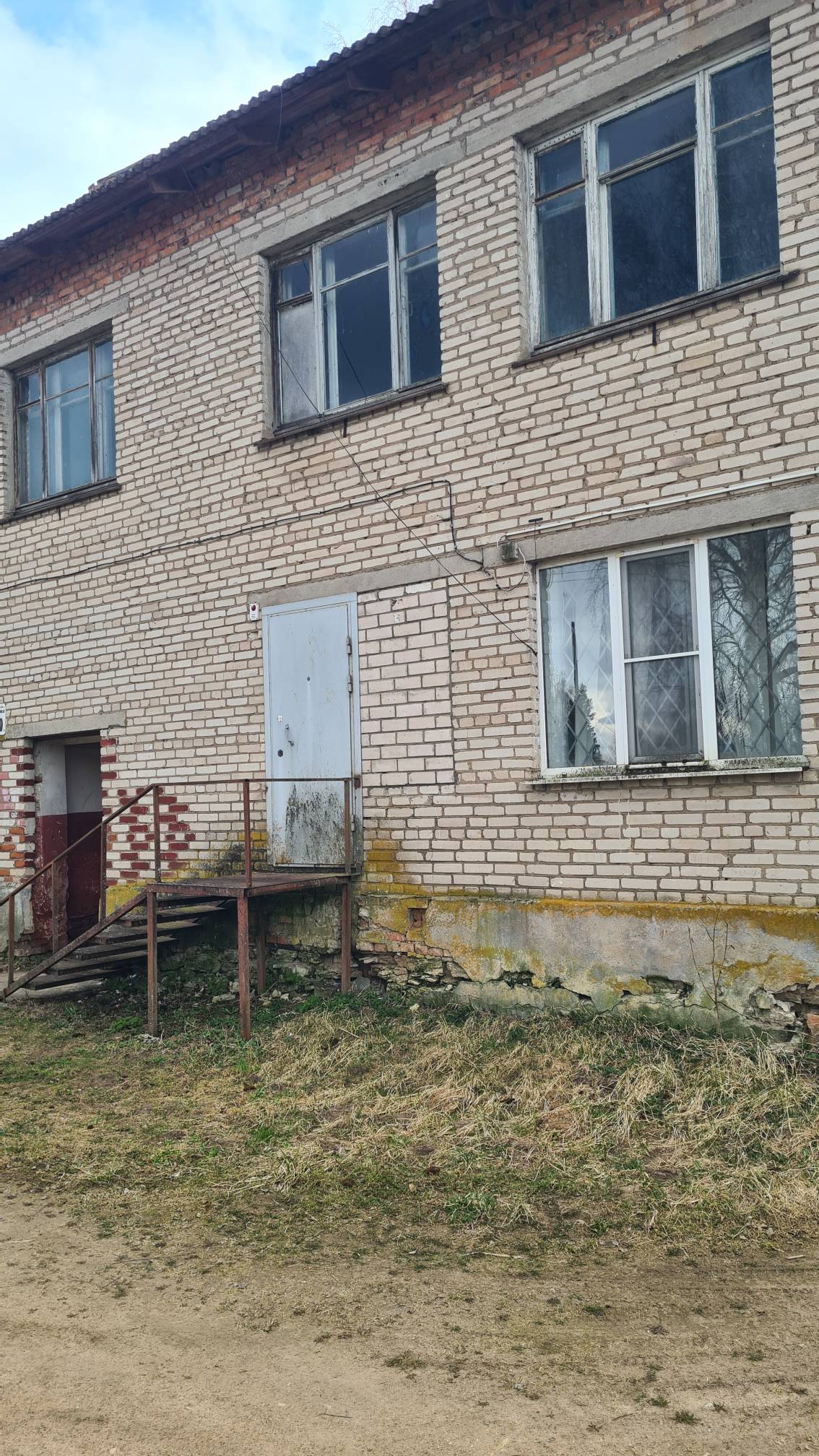 Лот № 4 (вторичные). Нежилое помещение площадью 30,4 кв. м, кадастровый номер 60:06:0031001:283. Местоположение: Псковская обл., Красногородский р-н, СП «Партизанская волость», д. Ильинское, ул. Центральная, д. 10, пом. 1009. Задолженность по взносам за капитальный ремонт на 24.06.2026 составляет 10357,01 руб. Основание для реализации на торгах - постановление о передаче арестованного имущества на торги. Должник (собственник) – ООО «Кулинар»