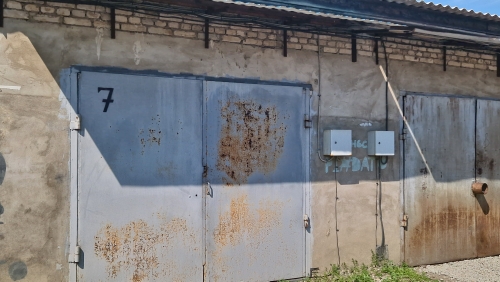 Нежилое помещение (гаражный бокс) площадью 22 кв. м, кадастровый номер 79:01:0300025:358, местонахождение: Еврейская автономная обл.,г. Биробиджан, пер. Малый, бокс 7.
