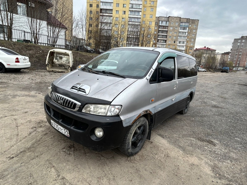Автомобиль марки «HYUNDAI STAREX» (Хьюндай Старекс), темно-серого цвета, государственный регистрационный знак А775ТС51, 2002 года выпуска. VIN: KMHWP81HP2U462398.