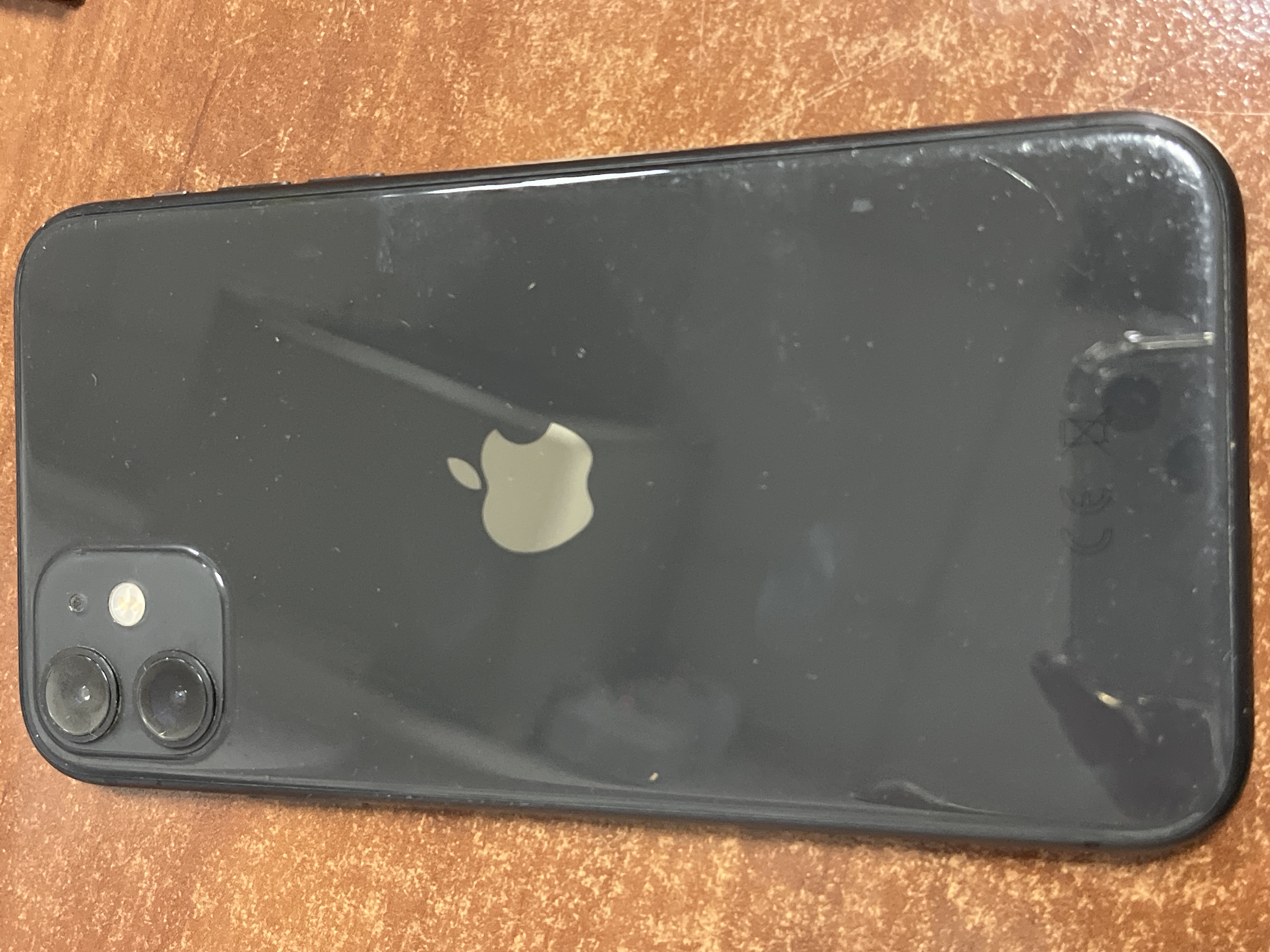 Сотовый телефон марки Iphone 11 2 шт.