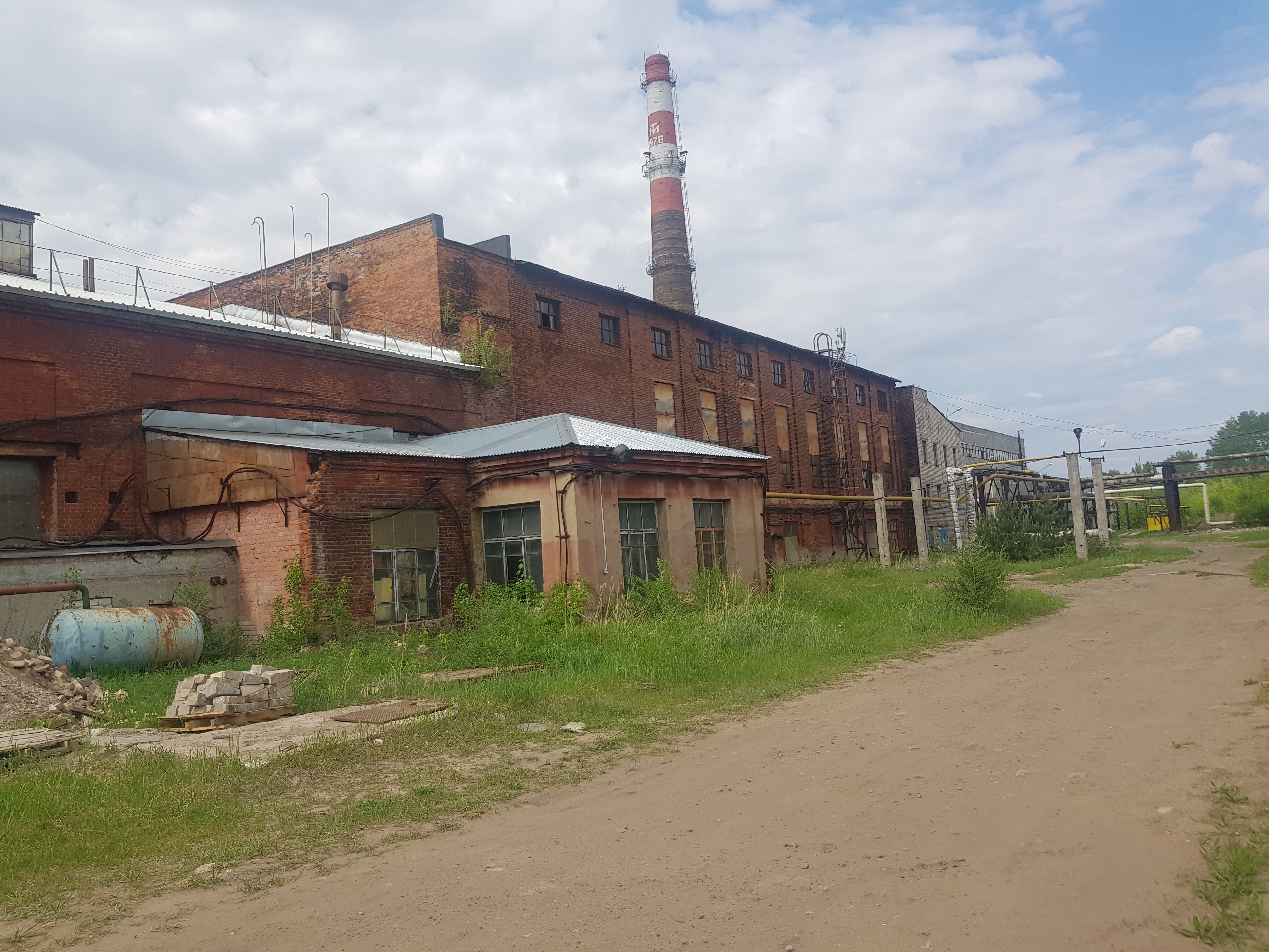 здание площадью 206 кв.м , здание пло¬щадью 468,9 кв. м, здание площа¬дью 91,7 кв. м , здание строительства гаража АТС площадью 119,8 кв. м ; сооружение площадью 59,6 кв. м ; кран мостовой КМ15, расположенные по адресу: Ульяновская область, г. Улья-новск, Заволжский район, ул. Шоферов, д. 1; нежилые помещения площадью 5 284,8 кв. м, расположенные по адресу: Ульяновская область, г. Улья¬новск, Заволжский район, ул. Шоферов, д. 1,