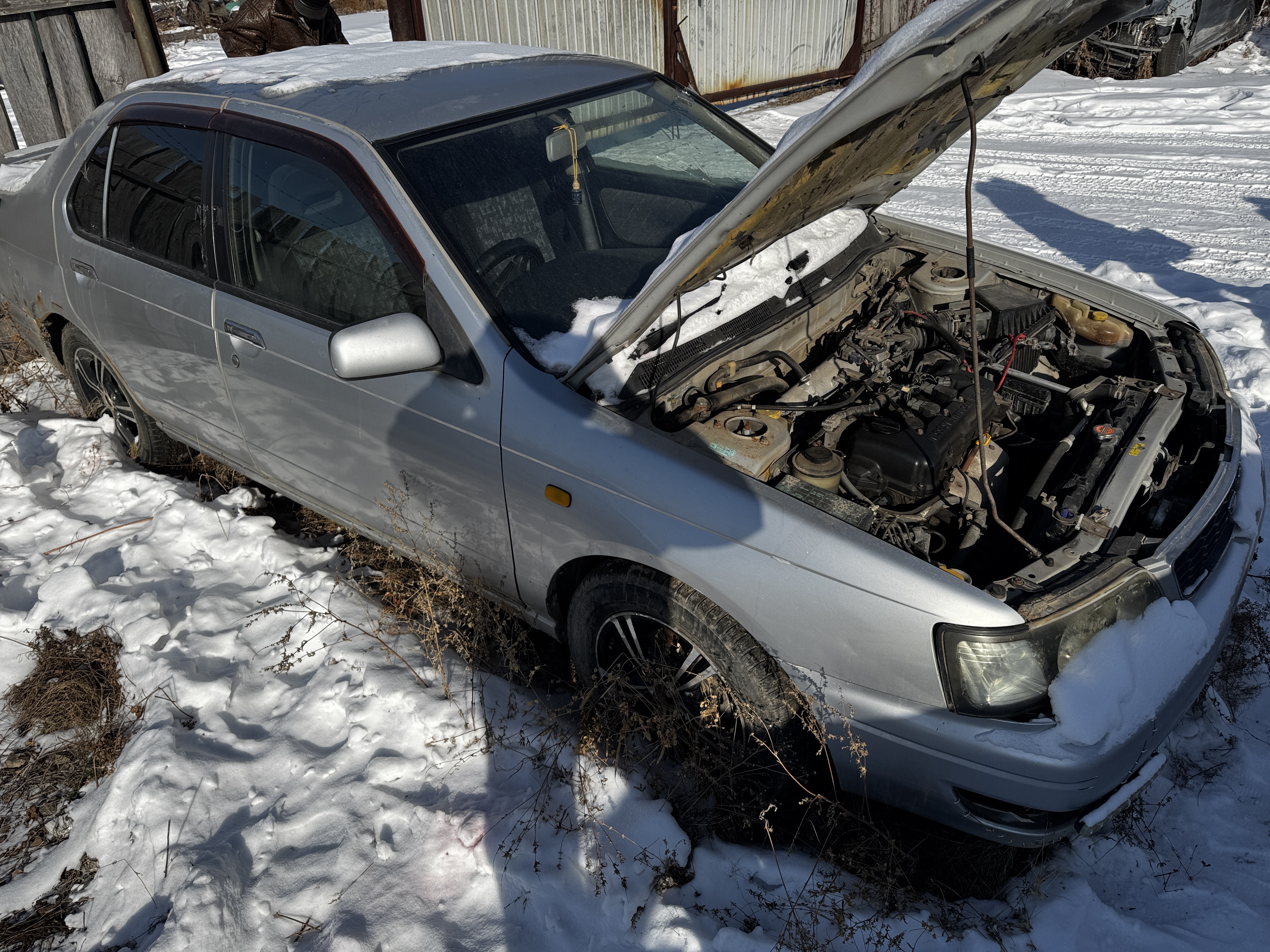 Автомобиль марки "Nissan Bluebird" 1997 г.в., № кузова QU14005521, без государственного регистрационного знака,цвет серый