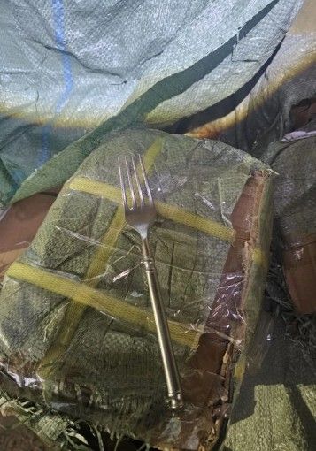 3.Вилка столовая, кухонные и столовые приборы, из коррозионностойкой стали, для взрослых: ложка чайная 21. кухонные и столовые приборы, из коррозионностойкой стали, для взрослых: ложка столовая 24. столовые ножи с ручкой и лезвием из коррозионностойкой стали 23. кухонные и столовые приборы, из коррозионностойкой стали, для взрослых: вилка столовая, Ложка металлическая (перечень в документации)