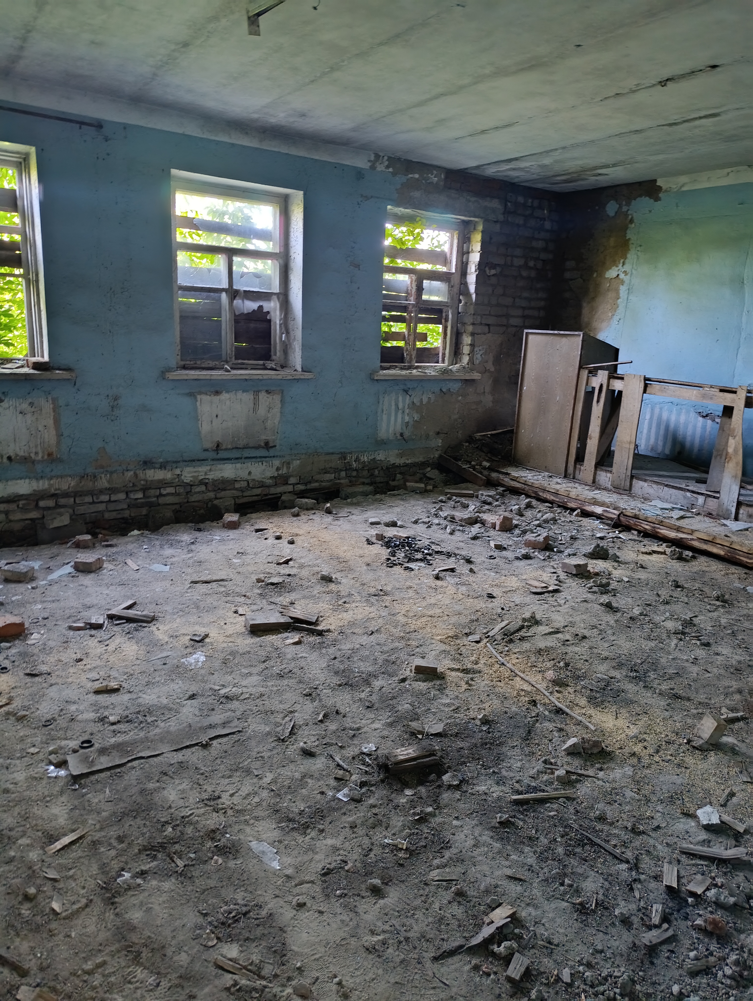- Недвижимое имущество - нежилое здание, наименование - Административное здание, площадью 256.8 кв.м., с кадастровым номером 46:05:110702:947, количество этажей 1, в том числе подземных этажей: 0. Материал наружных стен: Кирпичные. Год завершения строительства 1968. Существующих ограничений (обременений) права: не зарегистрировано. Местоположение имущества: Курская область, Дмитриевский район, с. Крупец, дом 281