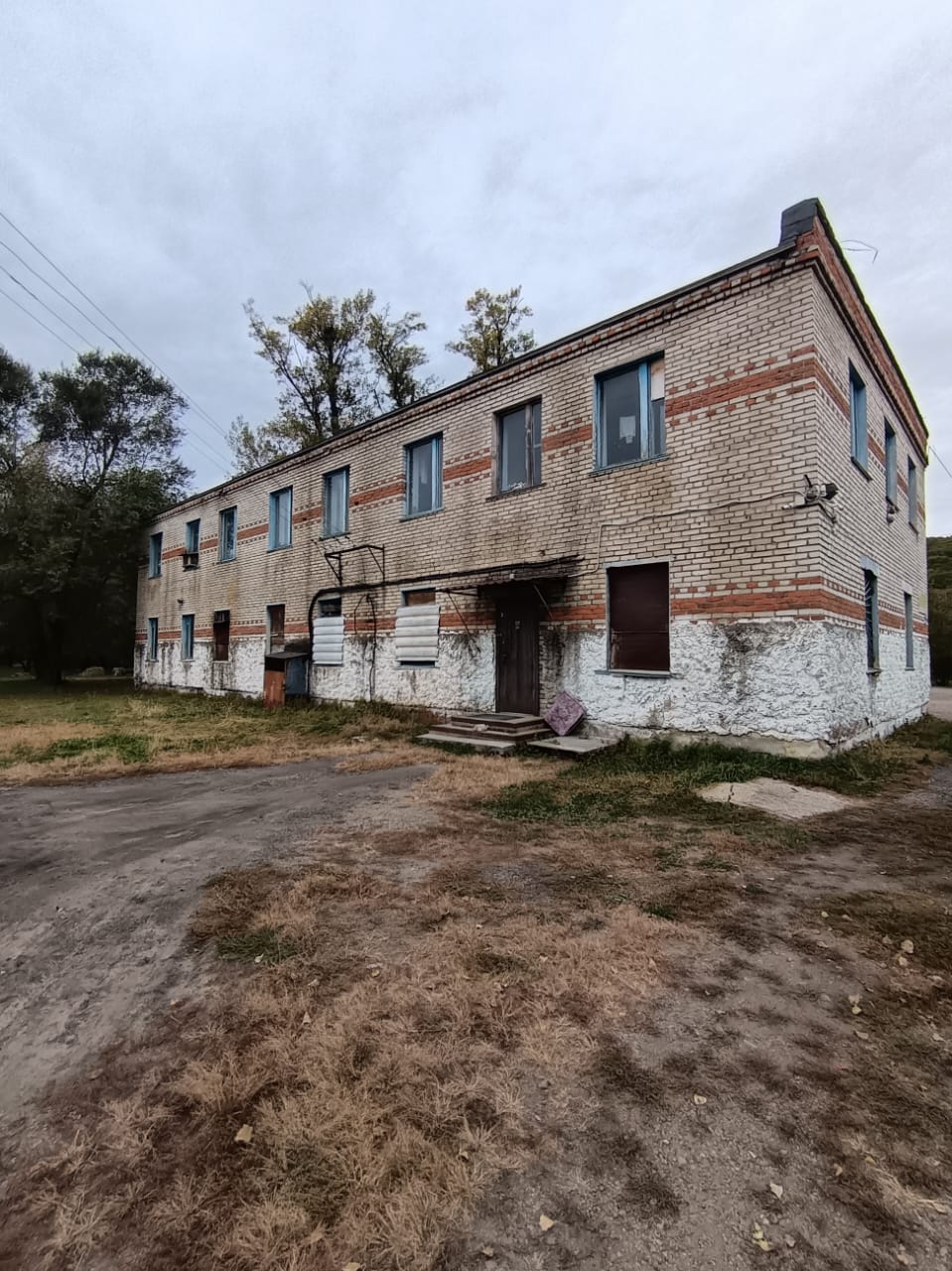 Часть здания -  нежилое  помещение  площадью  60,7  кв.м.,   на   поэтажном  плане комнаты № 1,2,3, расположенное на первом этаже в здании «Центральная контора», общей площадью 398,8 м², кадастровый номер 25:34:000000:11363, реестровый номер федерального имущества (РНФИ) П12270004428