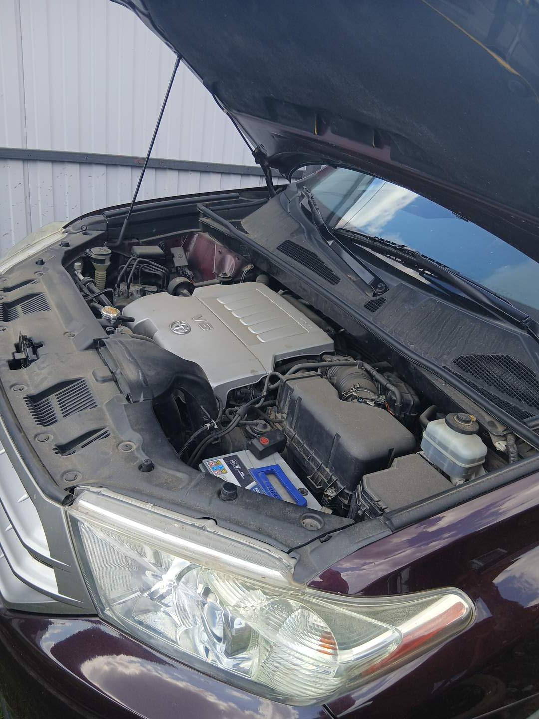 Легковой автомобиль Toyota Highlander, 2011 г.в., г/н А912УА124, VIN JTEES42A102189562, № кузова JTEES42A102189562, цвет темно-бордовый. Идентификационные номера не сверялись, рабочее состояние не проверялось, в наличии ключ, документы отсутствуют. Должник Чечик И.В. Обременения: Залог, запреты на рег. действия. Начальная цена 1650000,00 руб. Задаток 248000,00 руб. (пор. 2044)