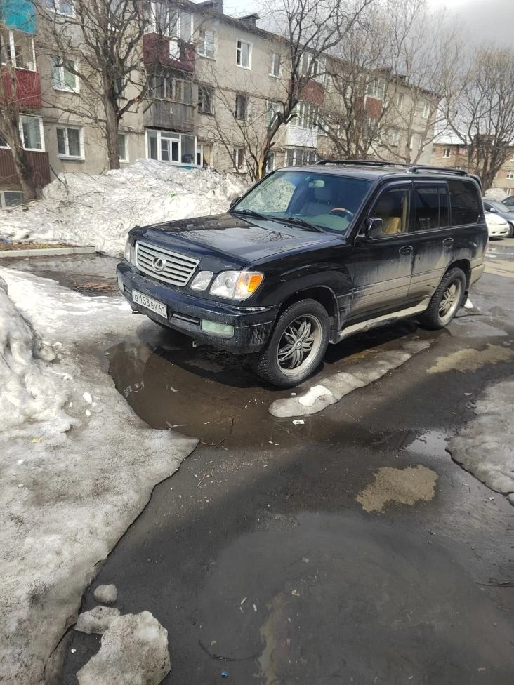 Автомобиль Lexus LX 470, 2000 года выпуска, цвет - черный, государственный номер В153ВУ41, идентификационный номер (VIN) JT6HT00W4Y0104654, номер шасси (рамы) UZJ1000104654, номер двигателя 2UZ0201133, мощность двигателя - 235 л.с, объем двигателя - 4664 куб. см.