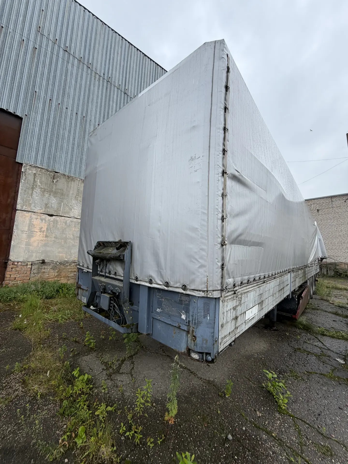 Годные остатки: прицеп марки "KRONE", регистрационный номер GL 584,  VIN: WKESDP27000W20631